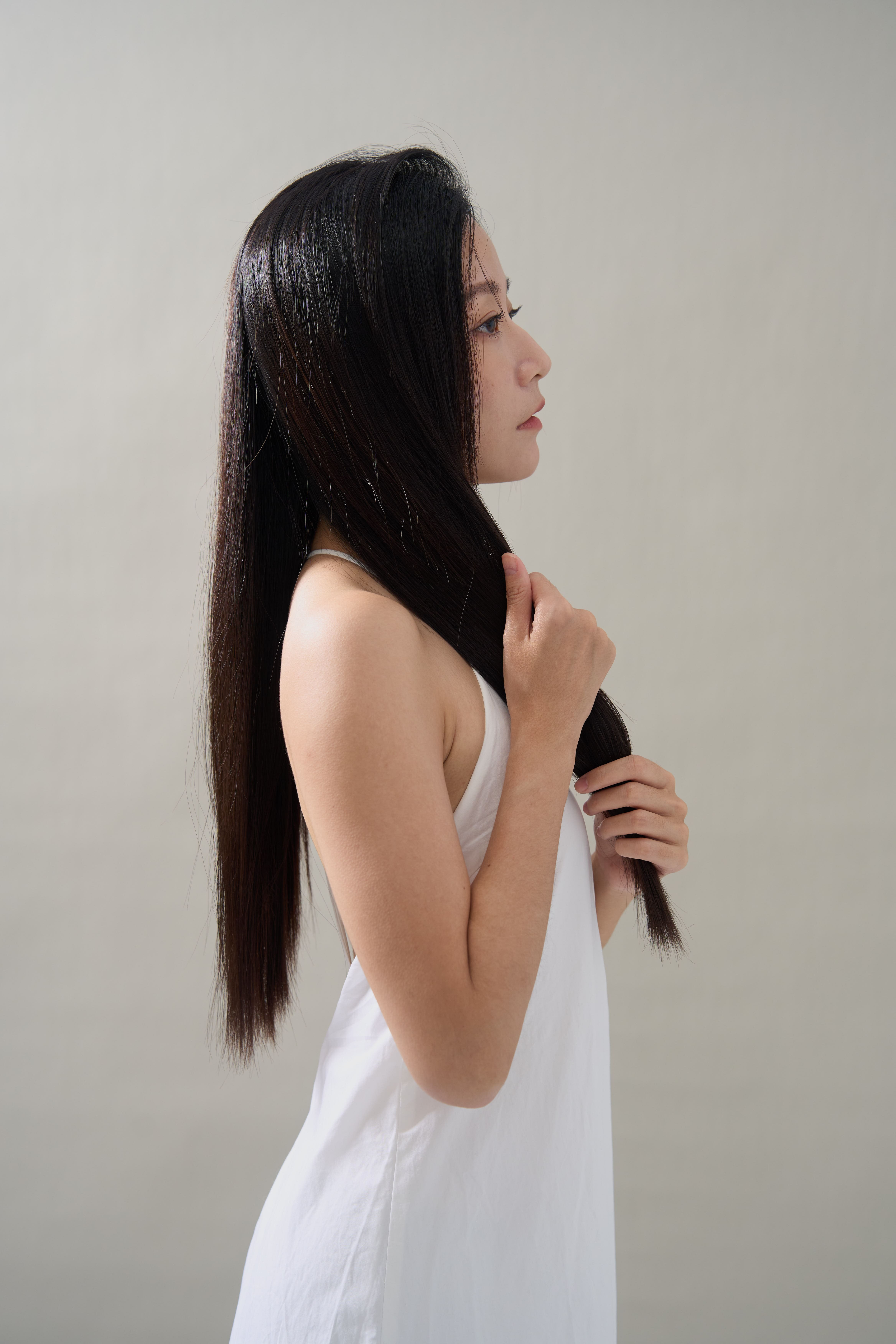 護髮髮膜與髮油都是從頭髮中段塗抹至髮尾，要避開頭皮