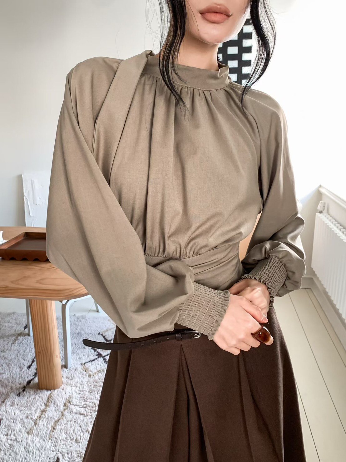 FounDation 後綁帶高領抓褶縮腰上衣