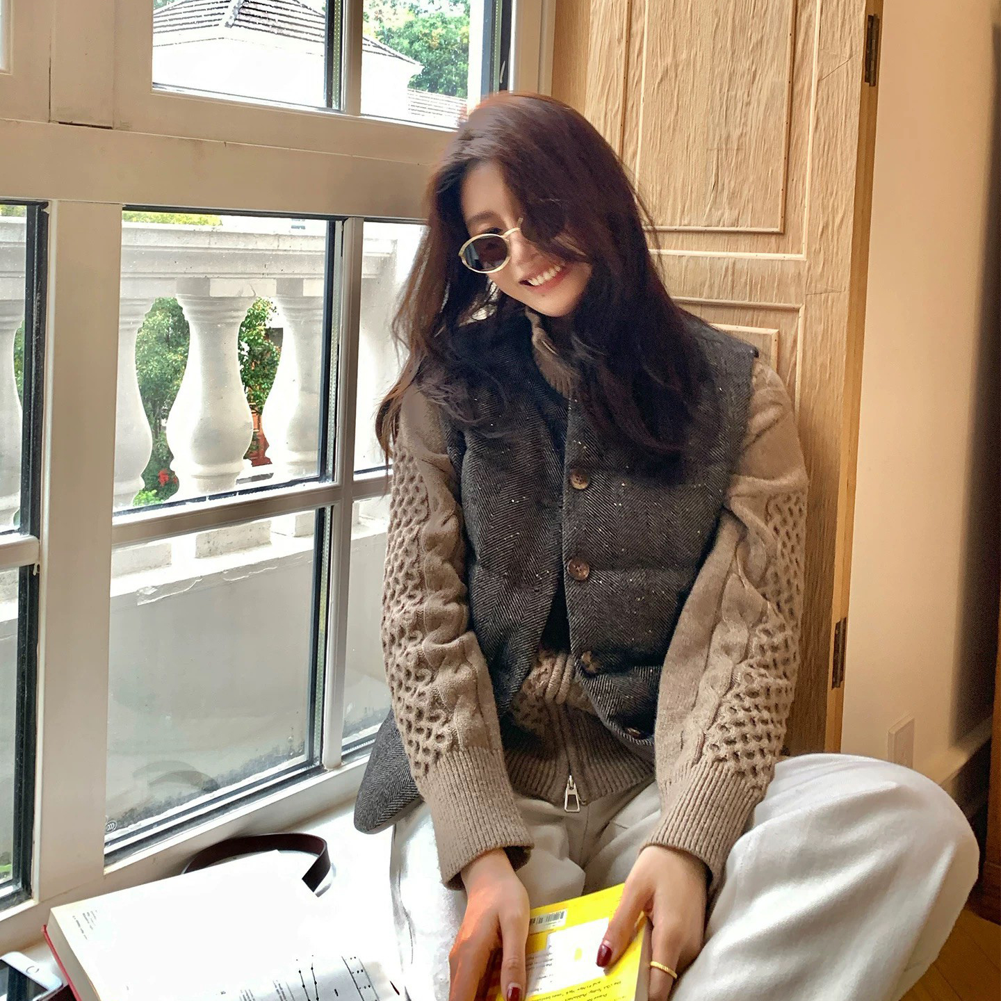 石墨灰微亮片圓領澎澎鋪棉背心外套-S-L (Elegant & Love)