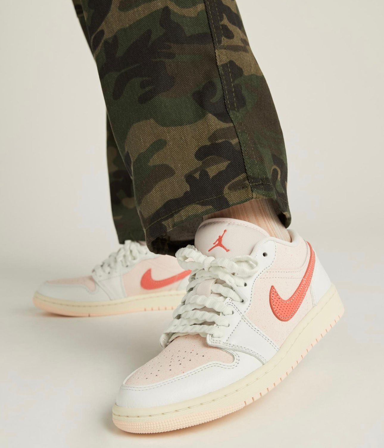 【預購】JN112725 Nike Air Jordan 1 Low SE 女子運動鞋（草莓奶昔）