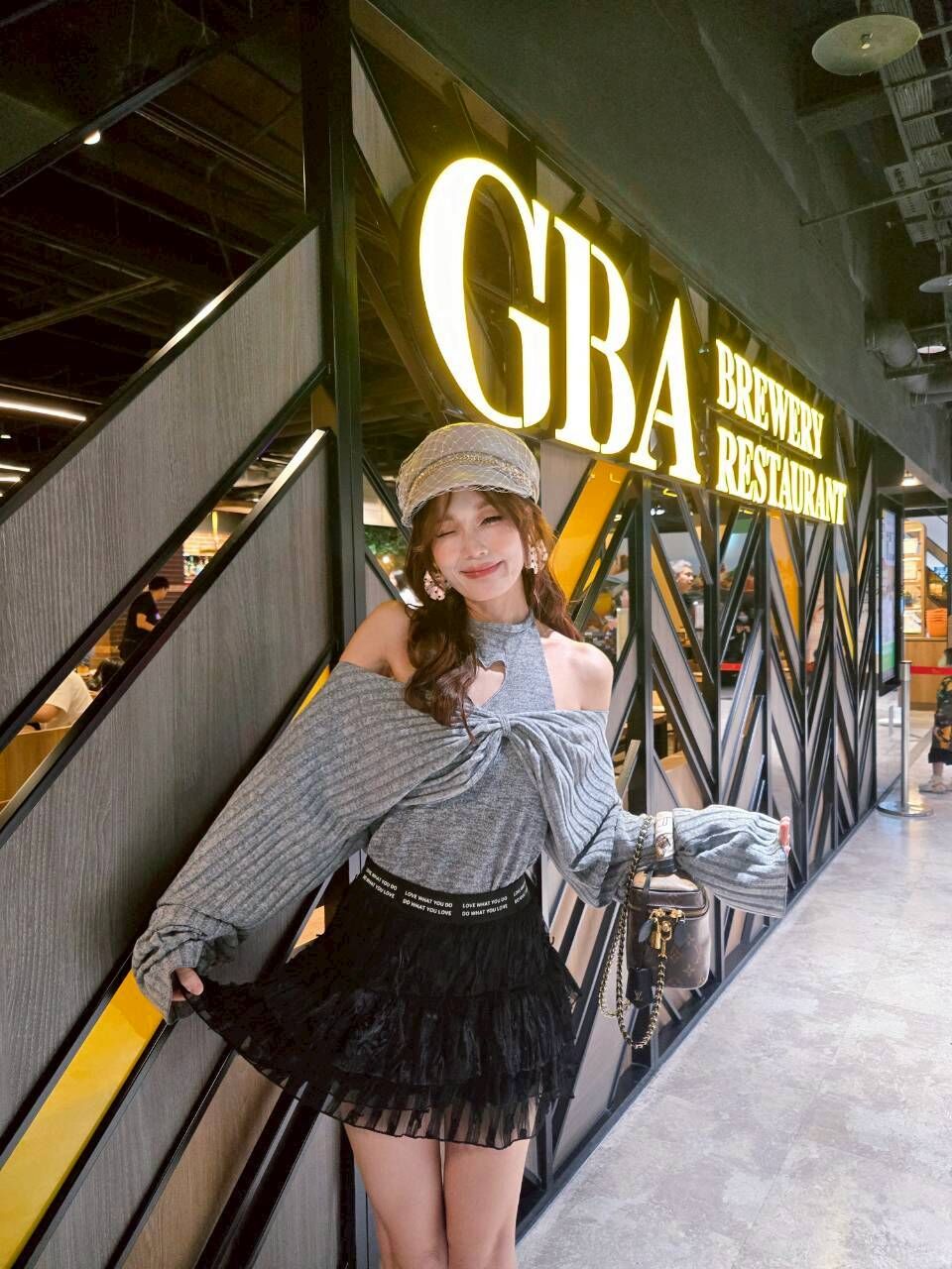 🎄韓貨✨️字母鬆緊羽毛蕾絲褲裙