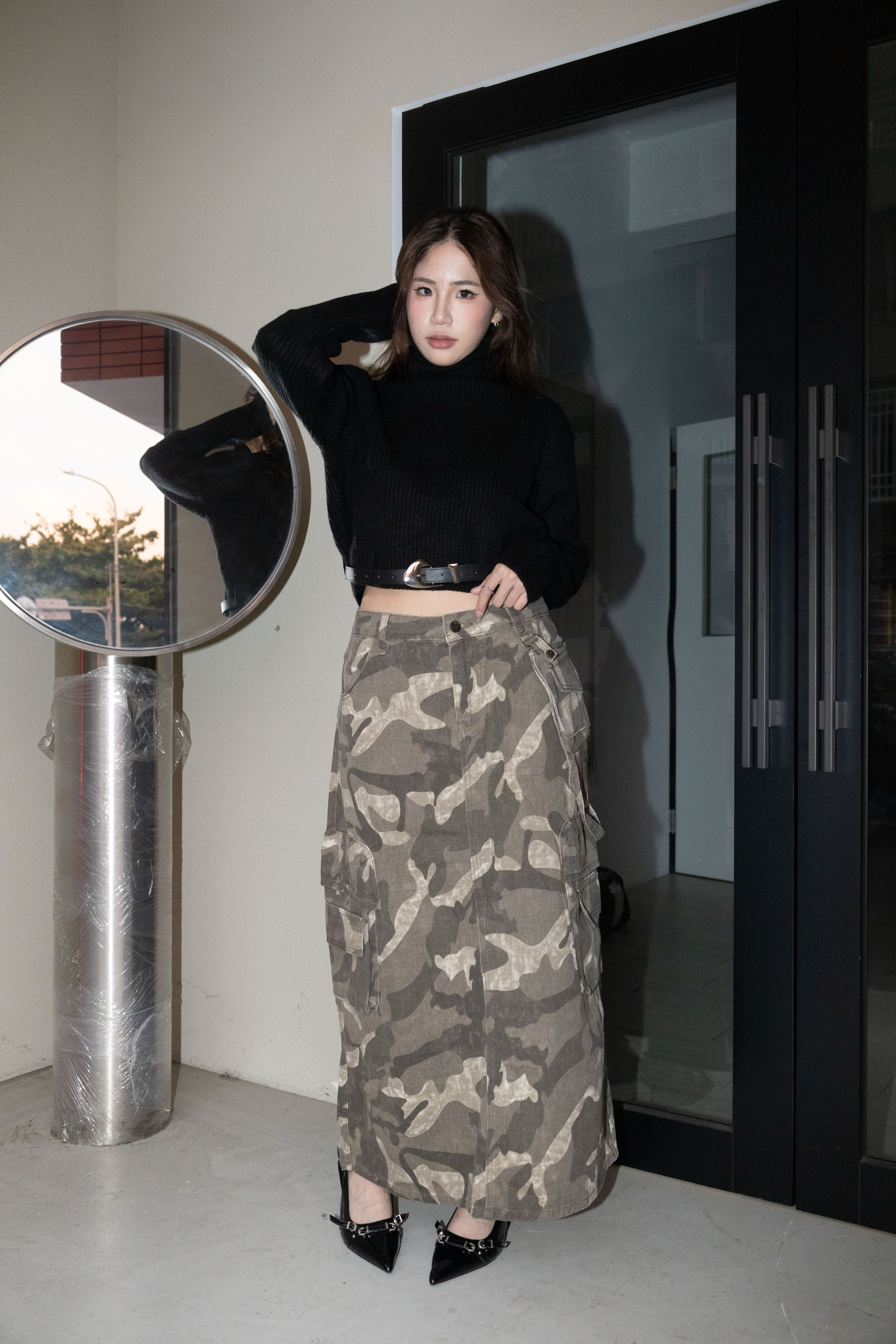 短版皮帶造型高領針織毛衣