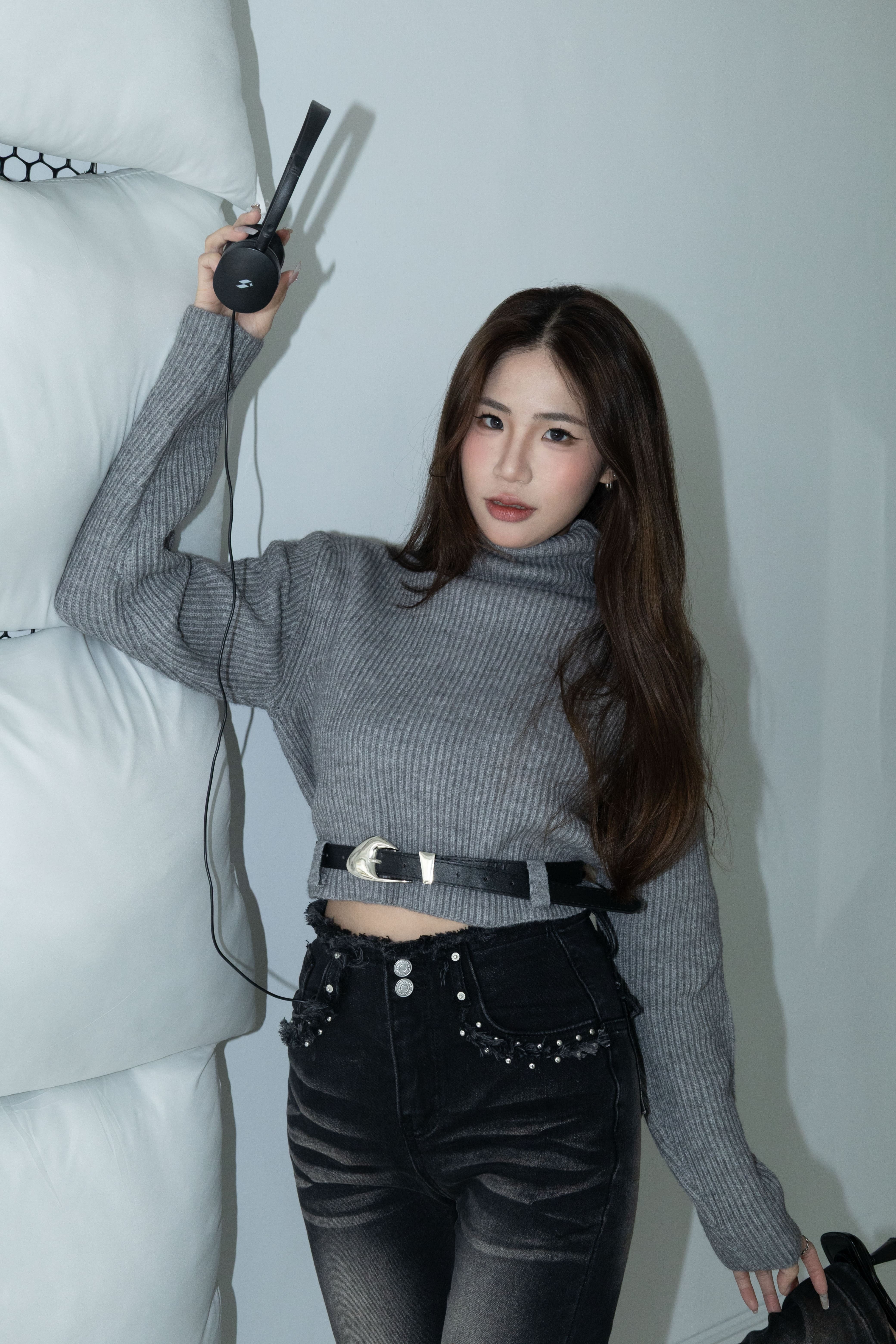 短版皮帶造型高領針織毛衣