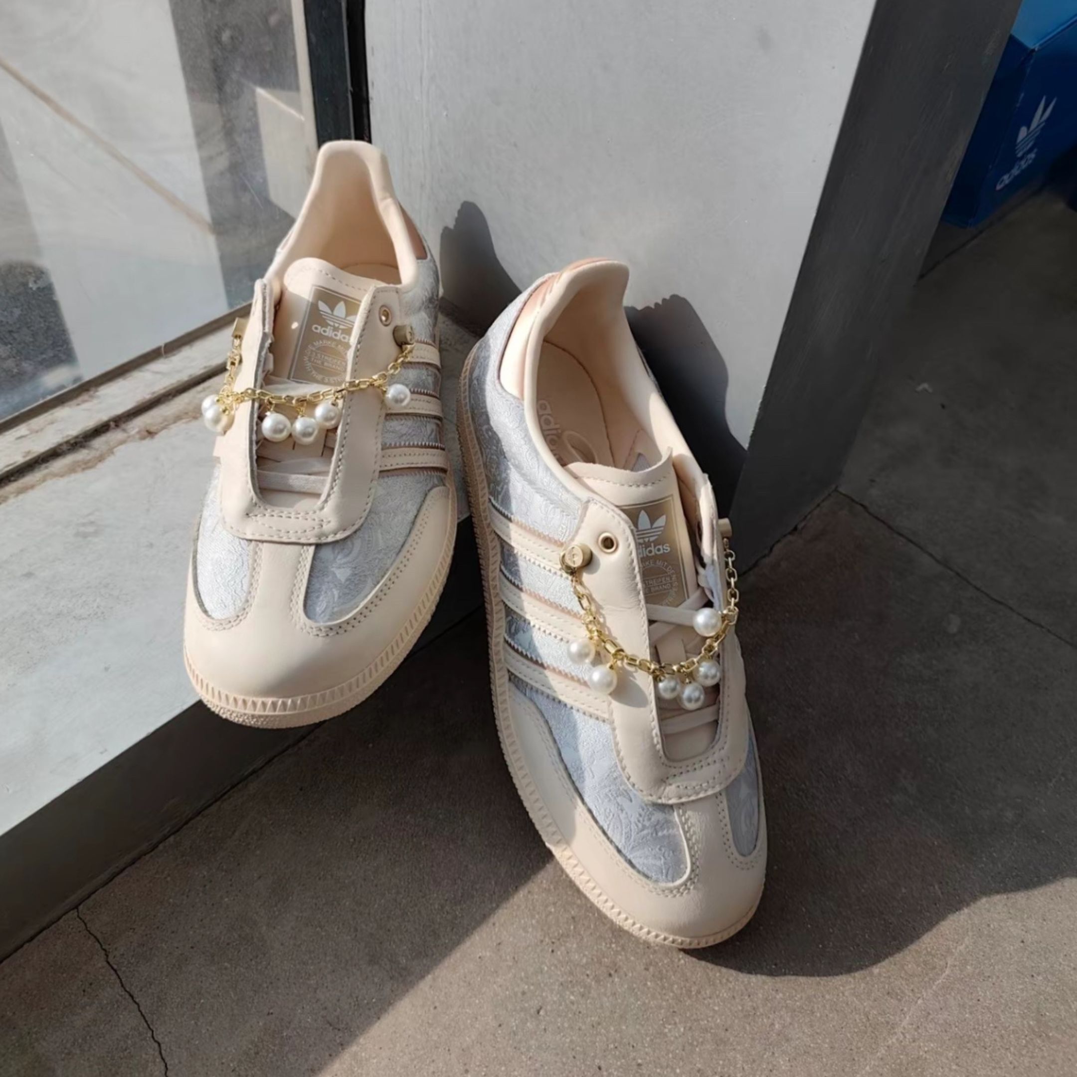 NICEDAY 代購 Adidas Samba OG 米白 莫藍迪灰 緞面 刺繡 珍珠金鍊 德訓鞋 宋雨琦同款 JQ2616