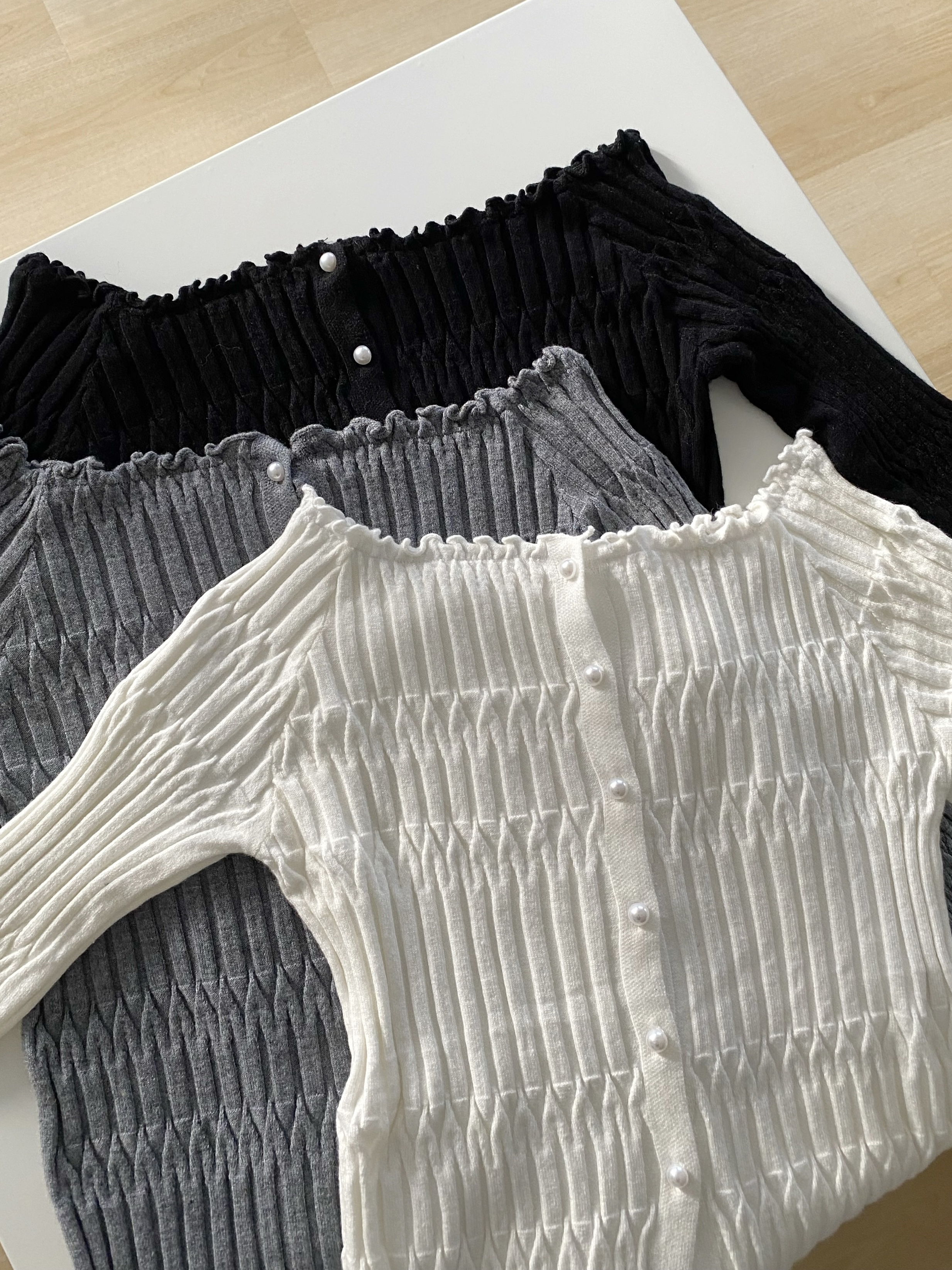 許妍同款!珍珠排扣氣質一字領上衣