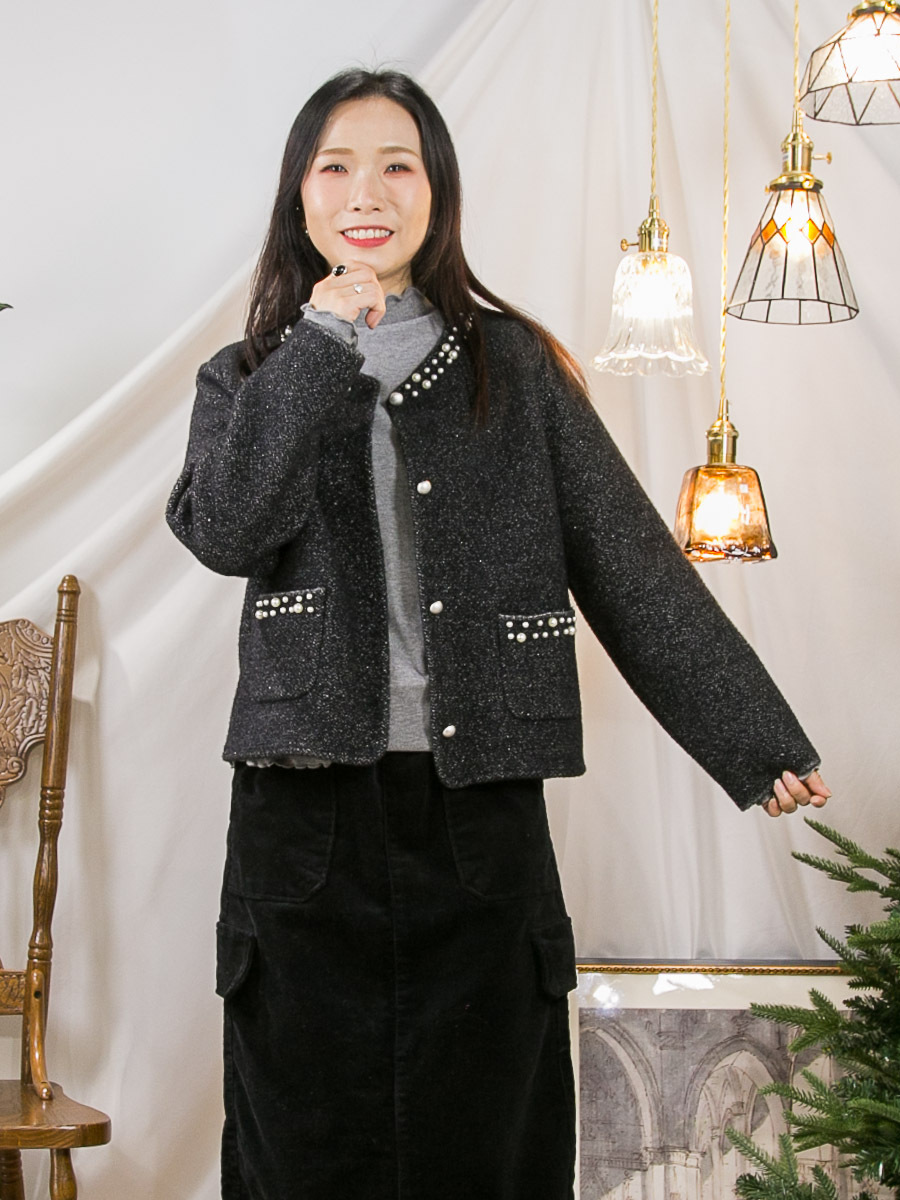 ⬇️開倉低至半價😱FINALSALE📣  全開胸扣鈕．領邊 袋邊釘珍珠．毛毛冷料外套【不設退換】