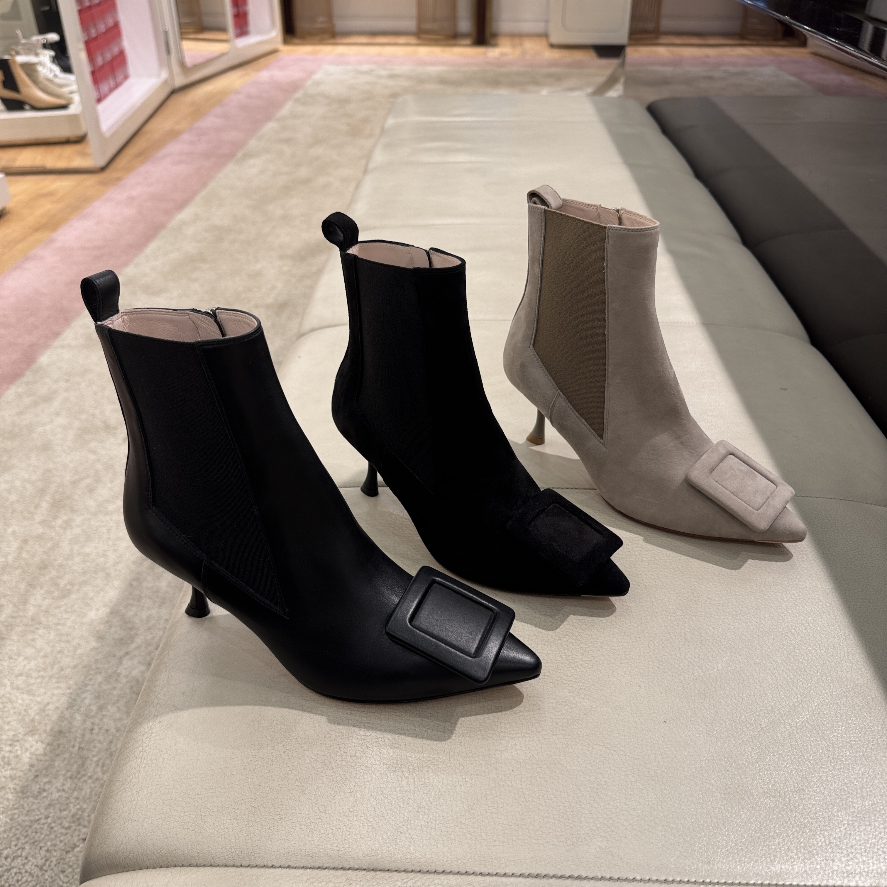 Roger Vivier RV Viv in The City Boots suede Black