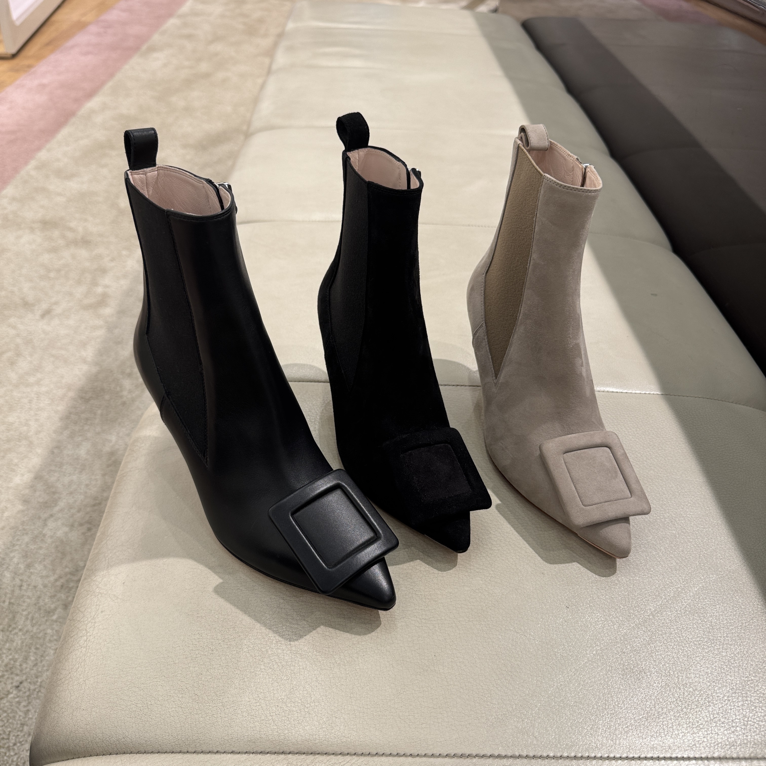 Roger Vivier RV Viv in The City Boots suede Black