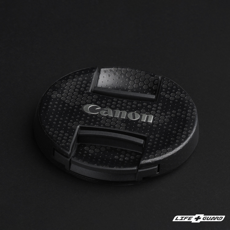 Canon RF 45mm F1.2 STM 鏡頭蓋展示圖，LIFE+GUARD 設計風格