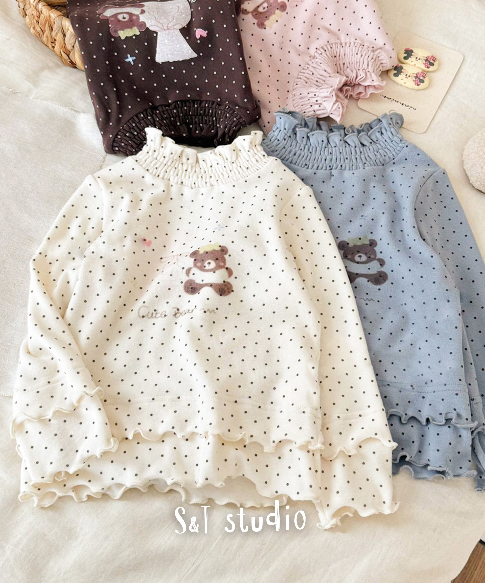 甜點系木耳領小熊刺繡層次內搭上衣 ( 90-130) 兩色