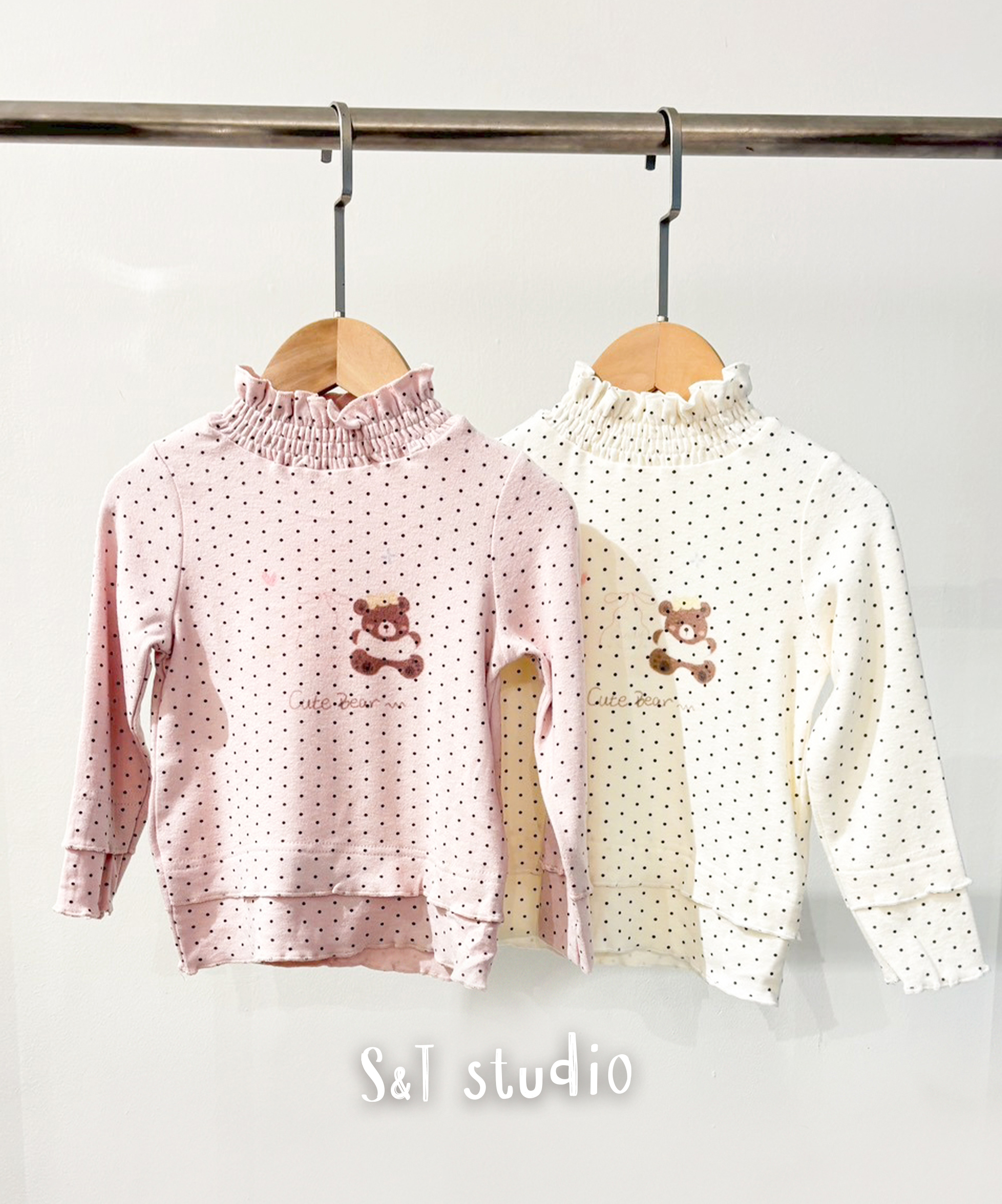 甜點系木耳領小熊刺繡層次內搭上衣 ( 90-130) 兩色