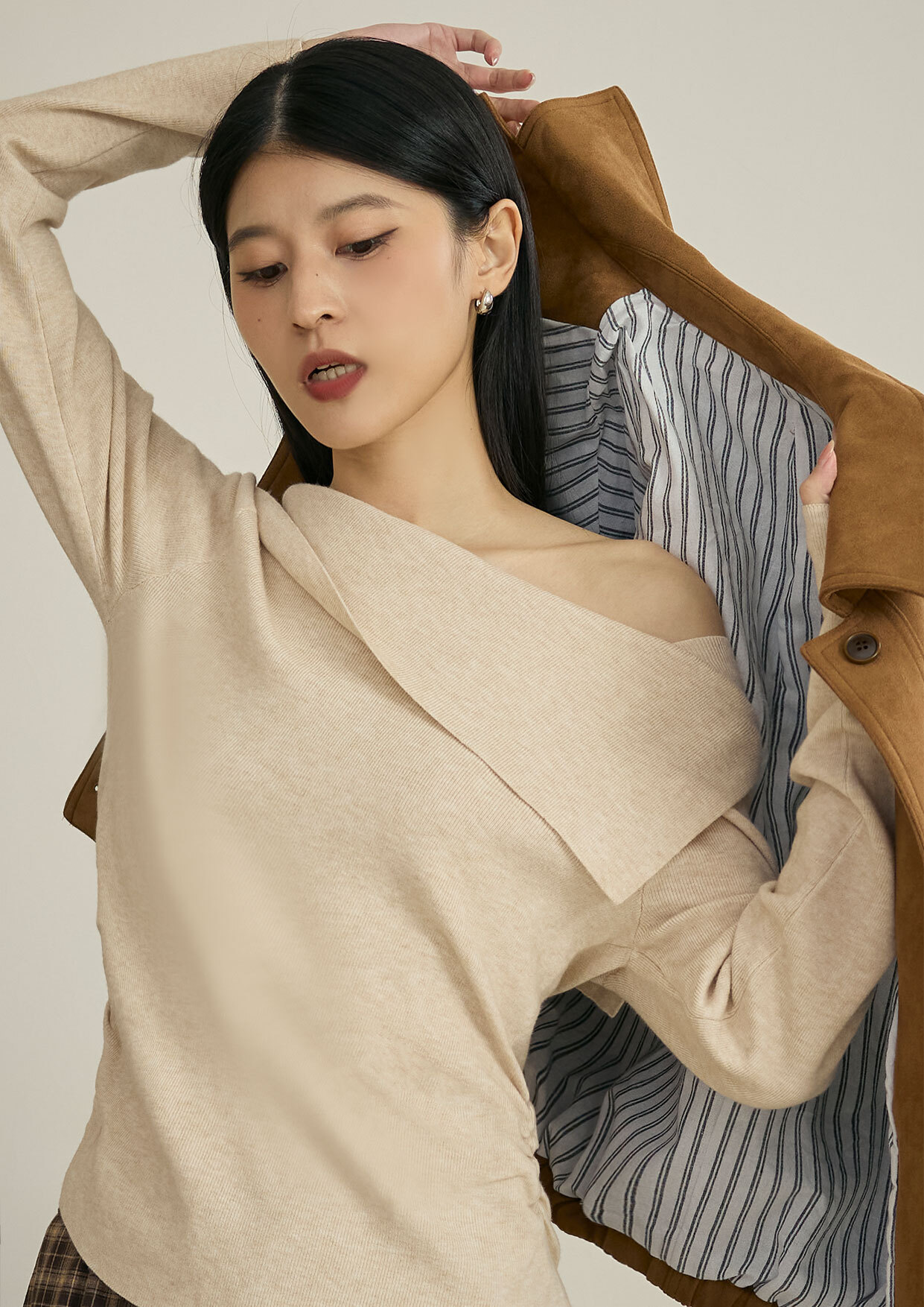 側腰抓褶斜肩領片針織上衣