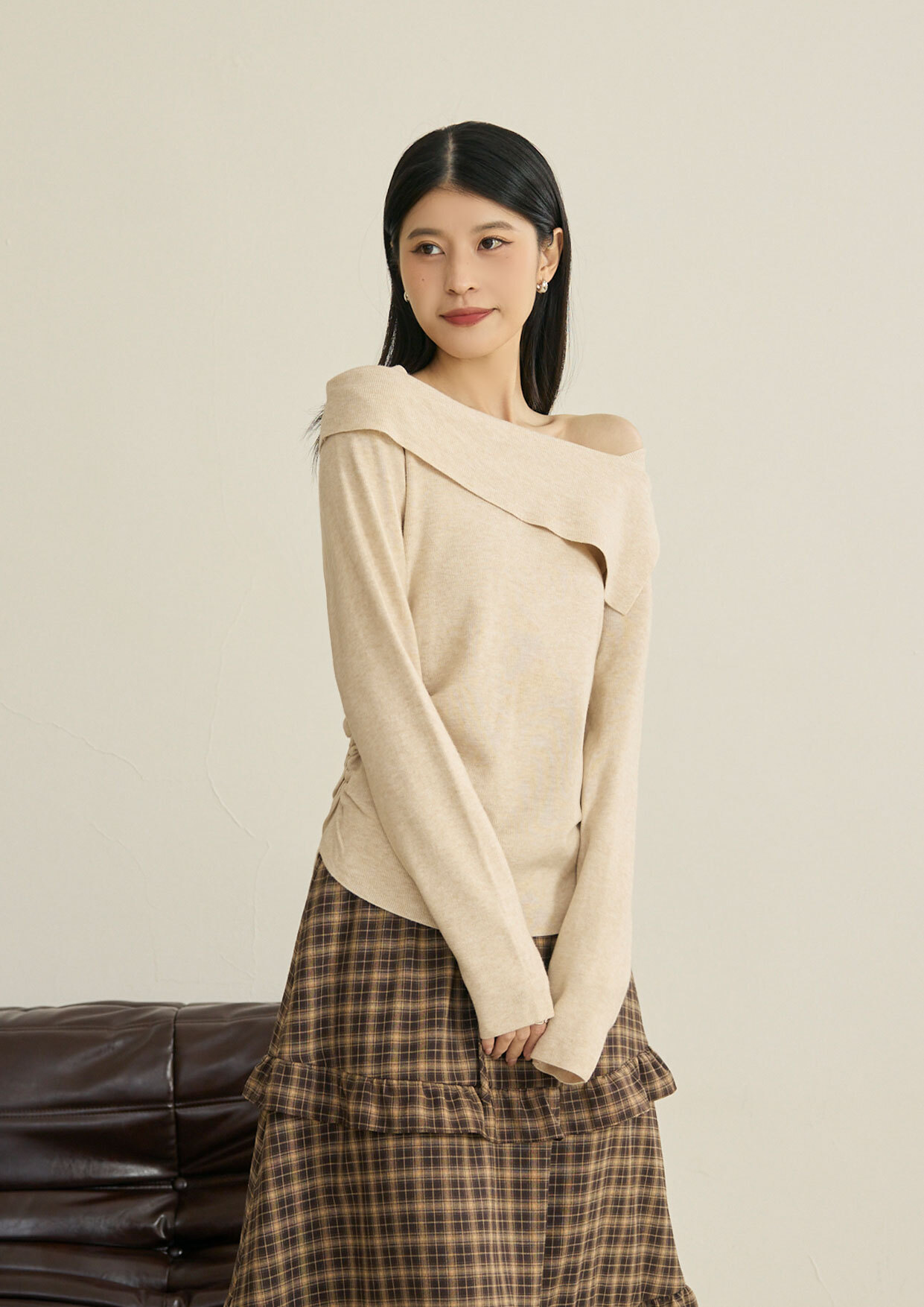 側腰抓褶斜肩領片針織上衣