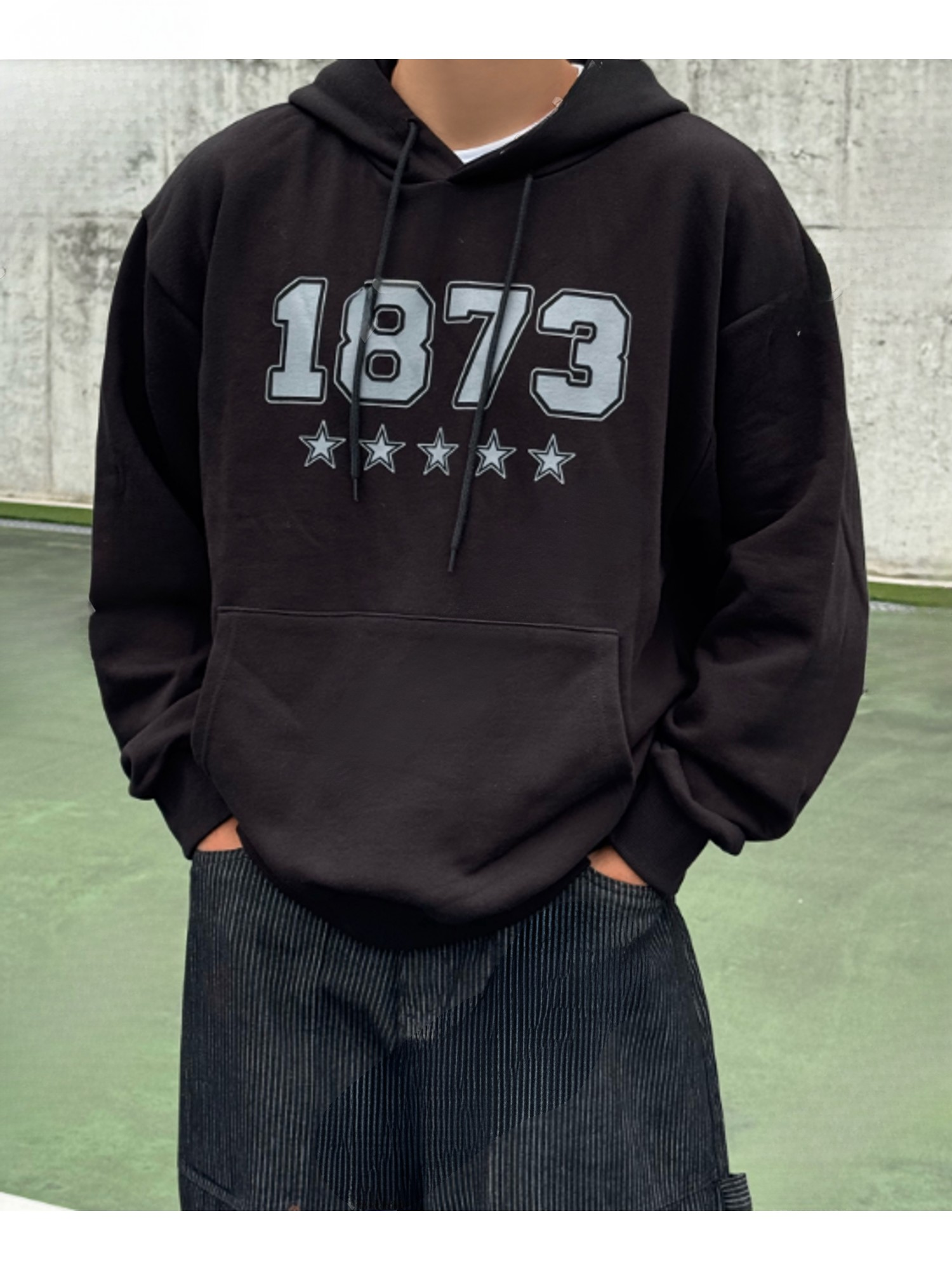 THankus 1873 美式街頭情侶帽T｜黑色落肩版型示意