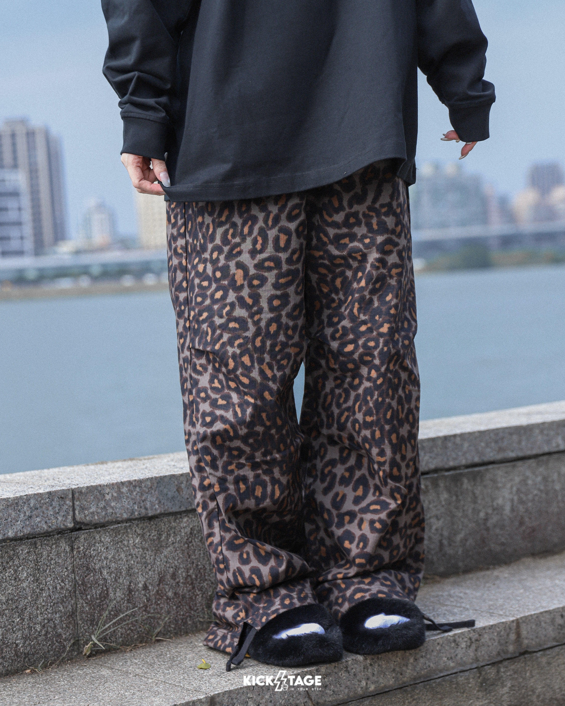 女款 NIKE SPORTSWEAR OVERSIZE 棕黑色 豹紋 梭織印花 下擺抽繩 寬褲 長褲【IO0479-010】NKTF
