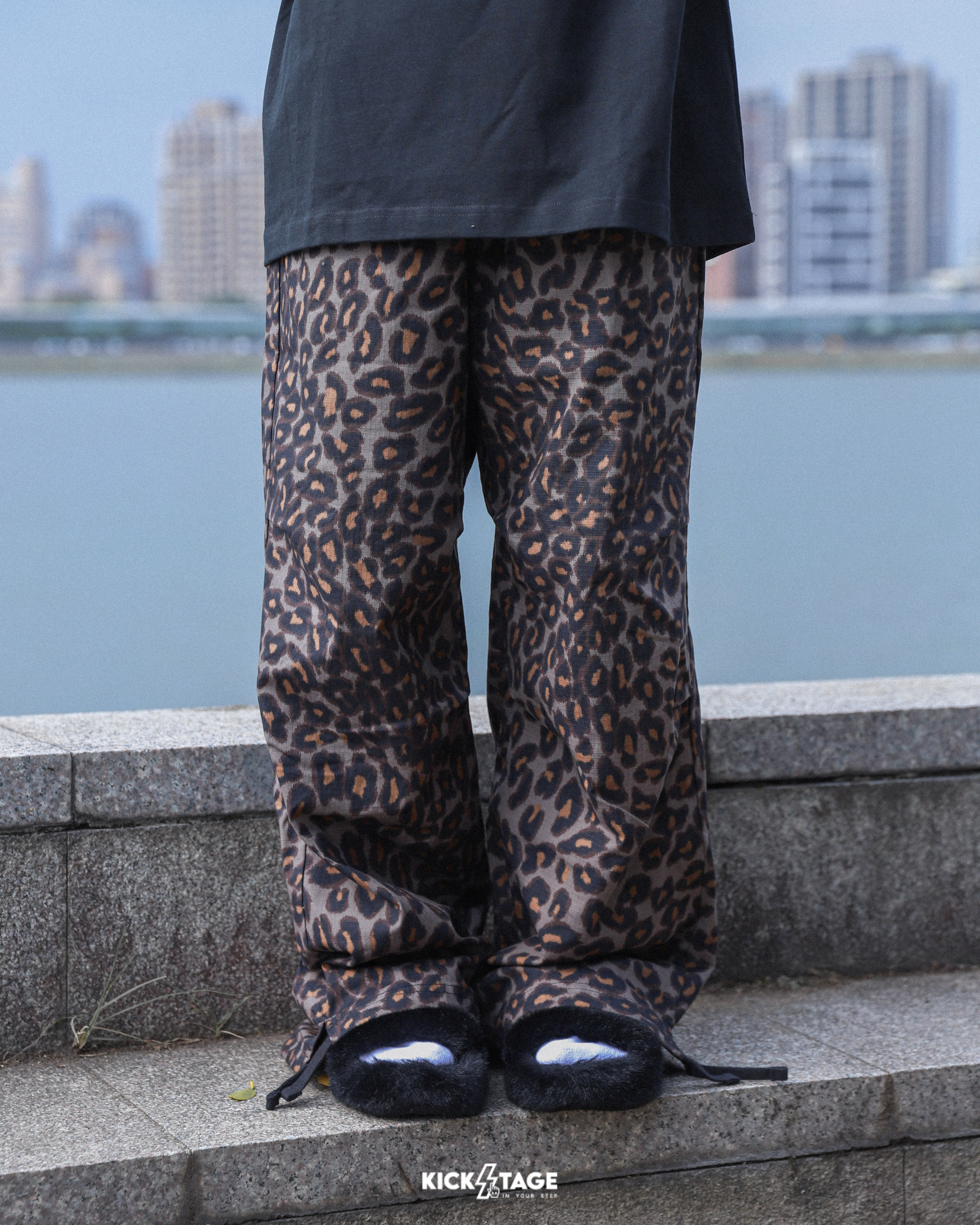 女款 NIKE SPORTSWEAR OVERSIZE 棕黑色 豹紋 梭織印花 下擺抽繩 寬褲 長褲【IO0479-010】NKTF