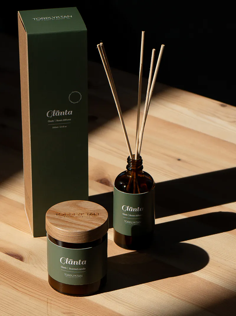 Torplyktan-BARRSKOG松木森林，雲杉枝條和破裂的樹皮的和諧搭配在這款香調中流淌