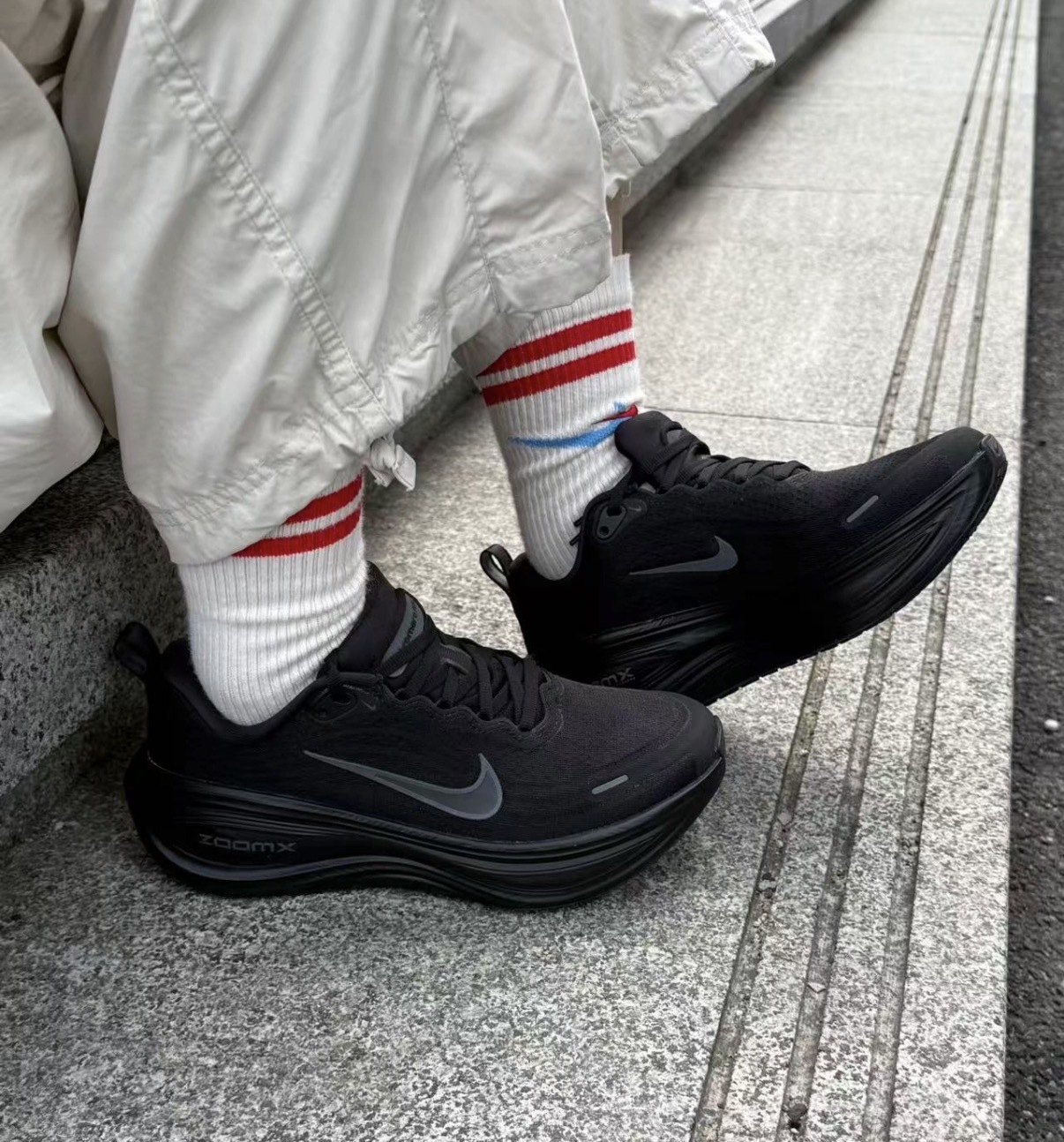 男鞋 NIKE VOMERO PLUS 黑色 氣墊 緩震 網布 透氣 休閒 跑步 運動鞋【HV8150-003】