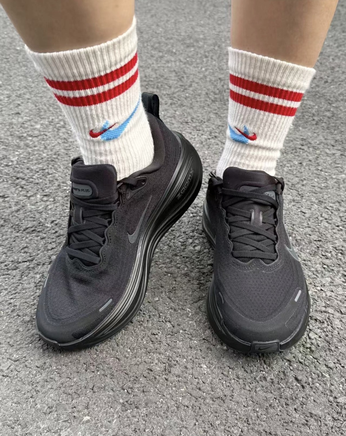 男鞋 NIKE VOMERO PLUS 黑色 氣墊 緩震 網布 透氣 休閒 跑步 運動鞋【HV8150-003】