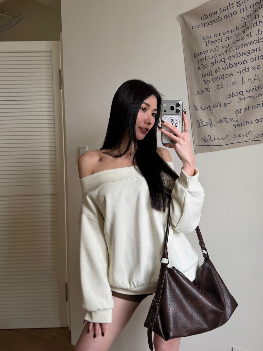 極簡一字領長袖上衣