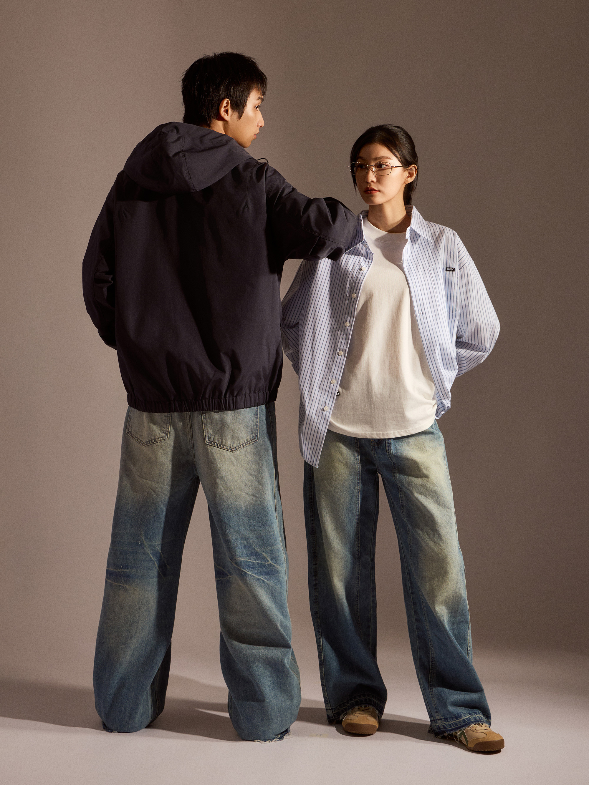 褲管吃掉地板牛仔褲