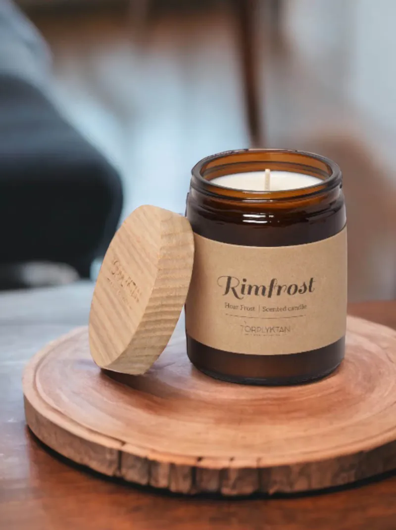 Torplyktan-秋霜,肉桂與香草為生活帶來平靜與祥和。結合檀香與雪松,營造深沉而樸實的基調。