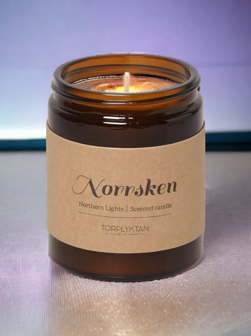 Torplyktan-北極光,辛辣與木質香的迷人組合,濃鬱麝香加上清新佛手柑,溫暖樸實肉桂香互相疊加