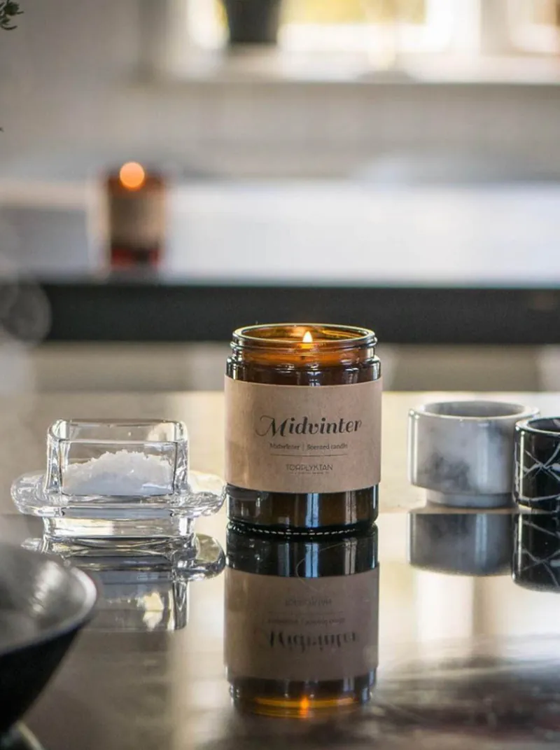 Torplyktan-寒冬,柔和溫暖檀香做基底,融合淡淡烘烤香草香,帶有甜感木質調,幸福又滿足