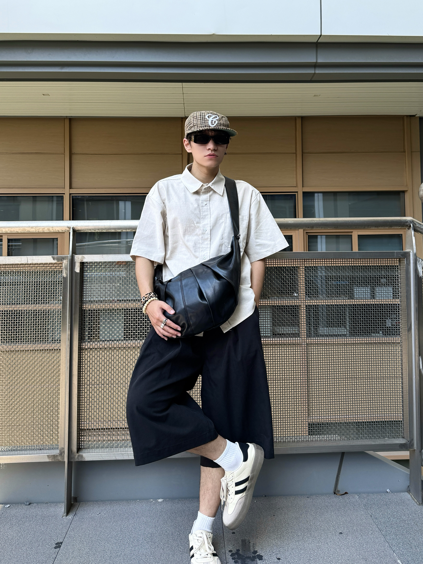 代購-小眾品牌 慵懶 褶皺設計 皮革 餃子包 斜背包  黑色