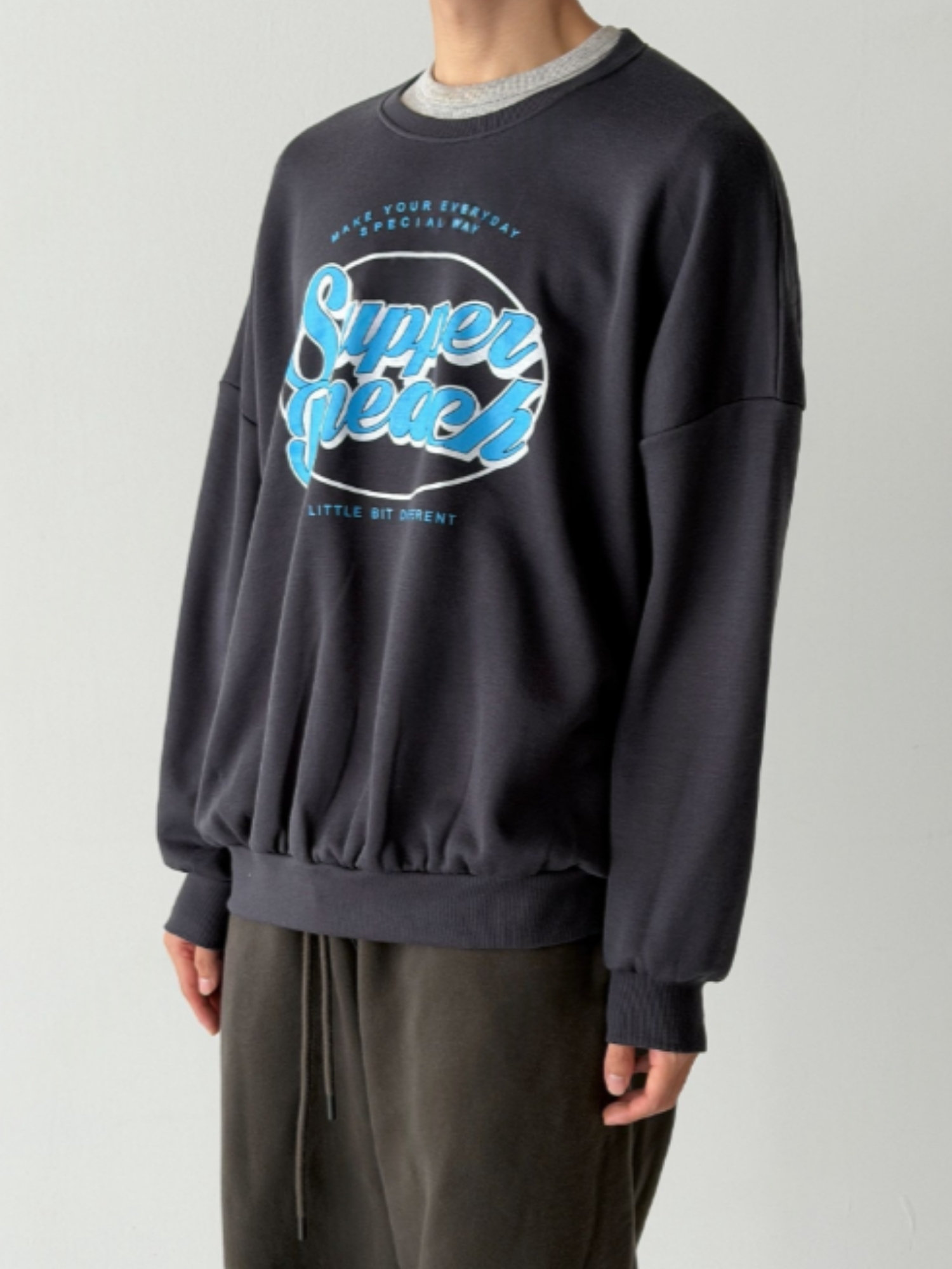 THankus 復古字樣衛衣｜燕麥色正面穿搭示範