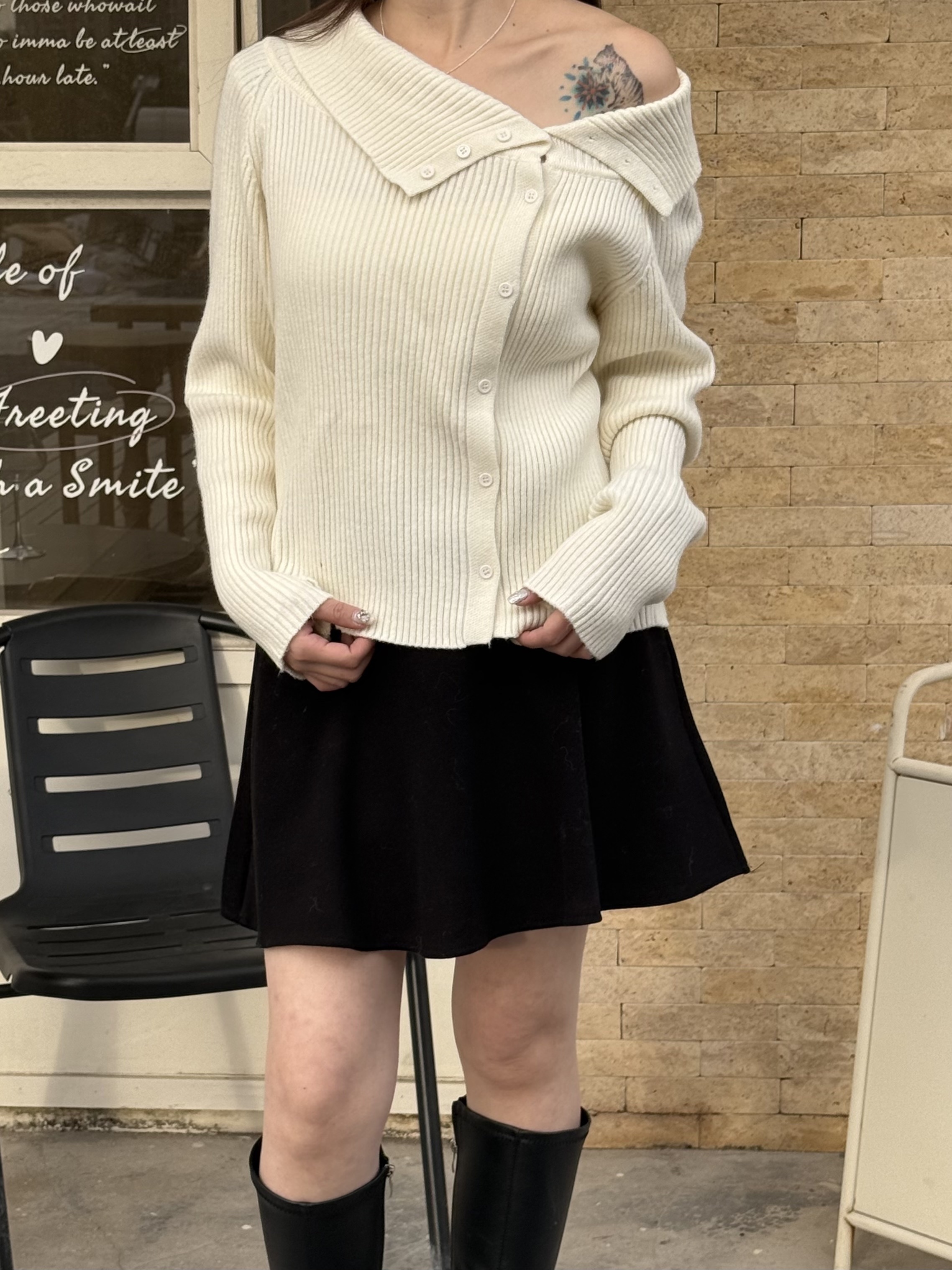 坑條一字領針織上衣