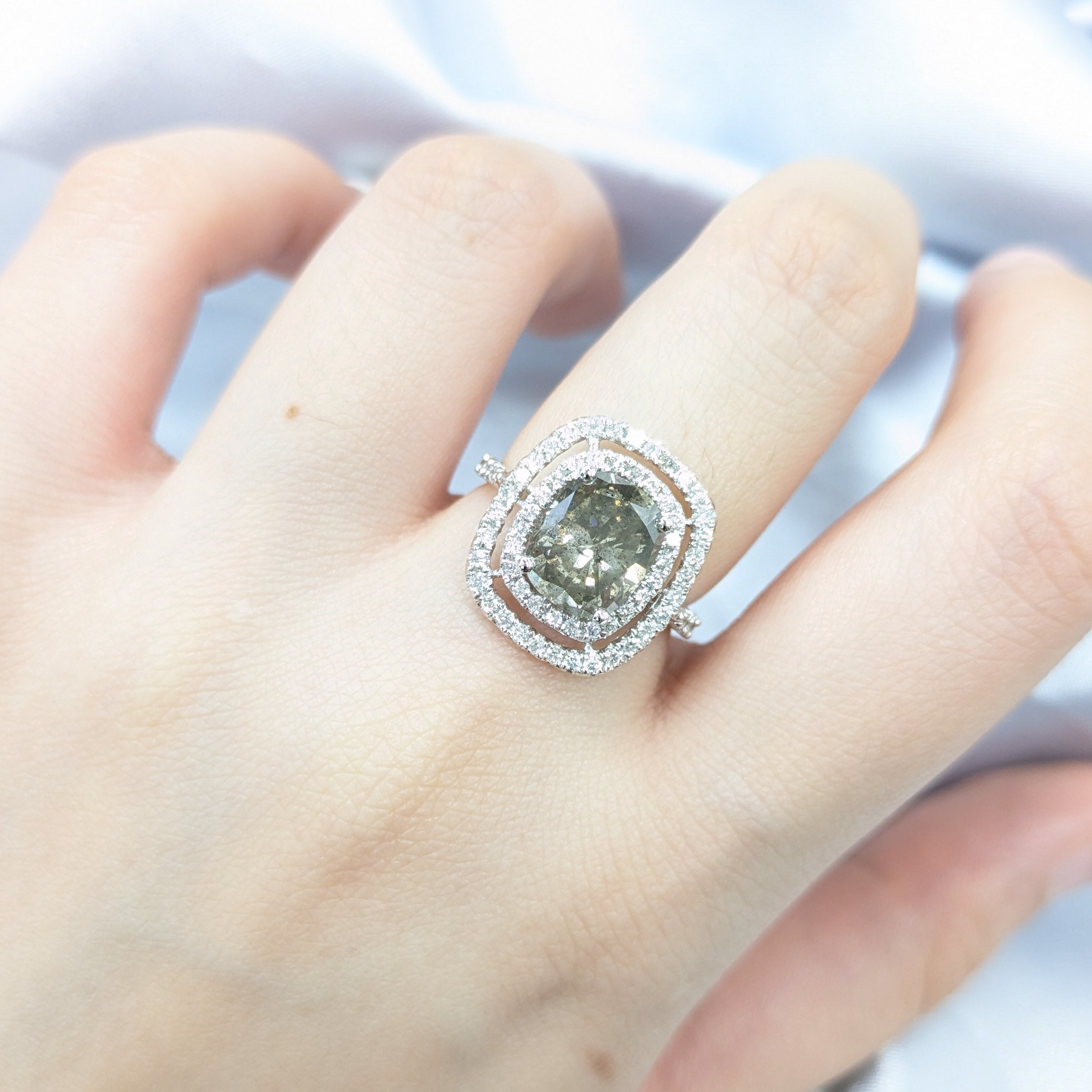 全新18K白金【單粒2卡33份蛋形銀灰鑽】配小鑽共2卡79份鑽石戒指