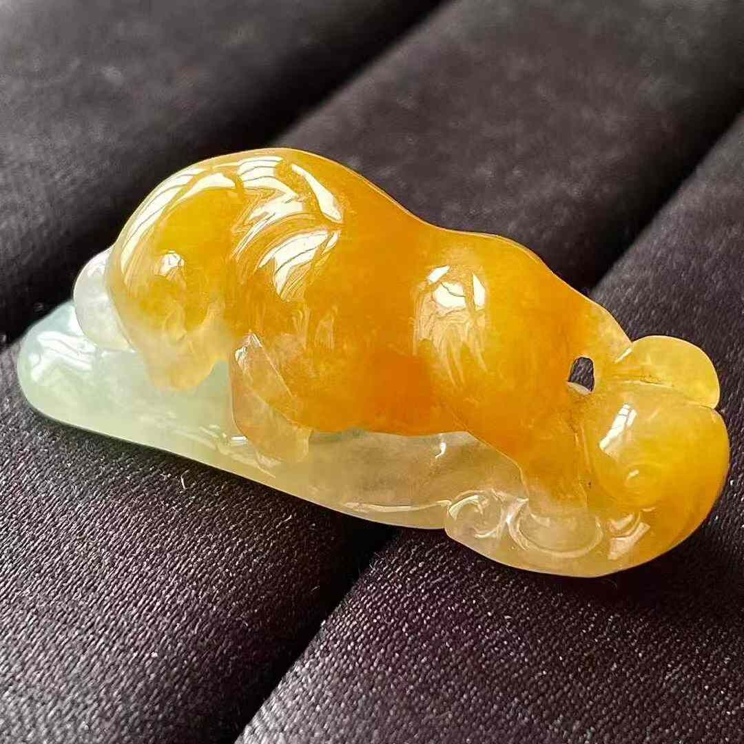 11225543 翡翠冰種黃牛牛吊墜