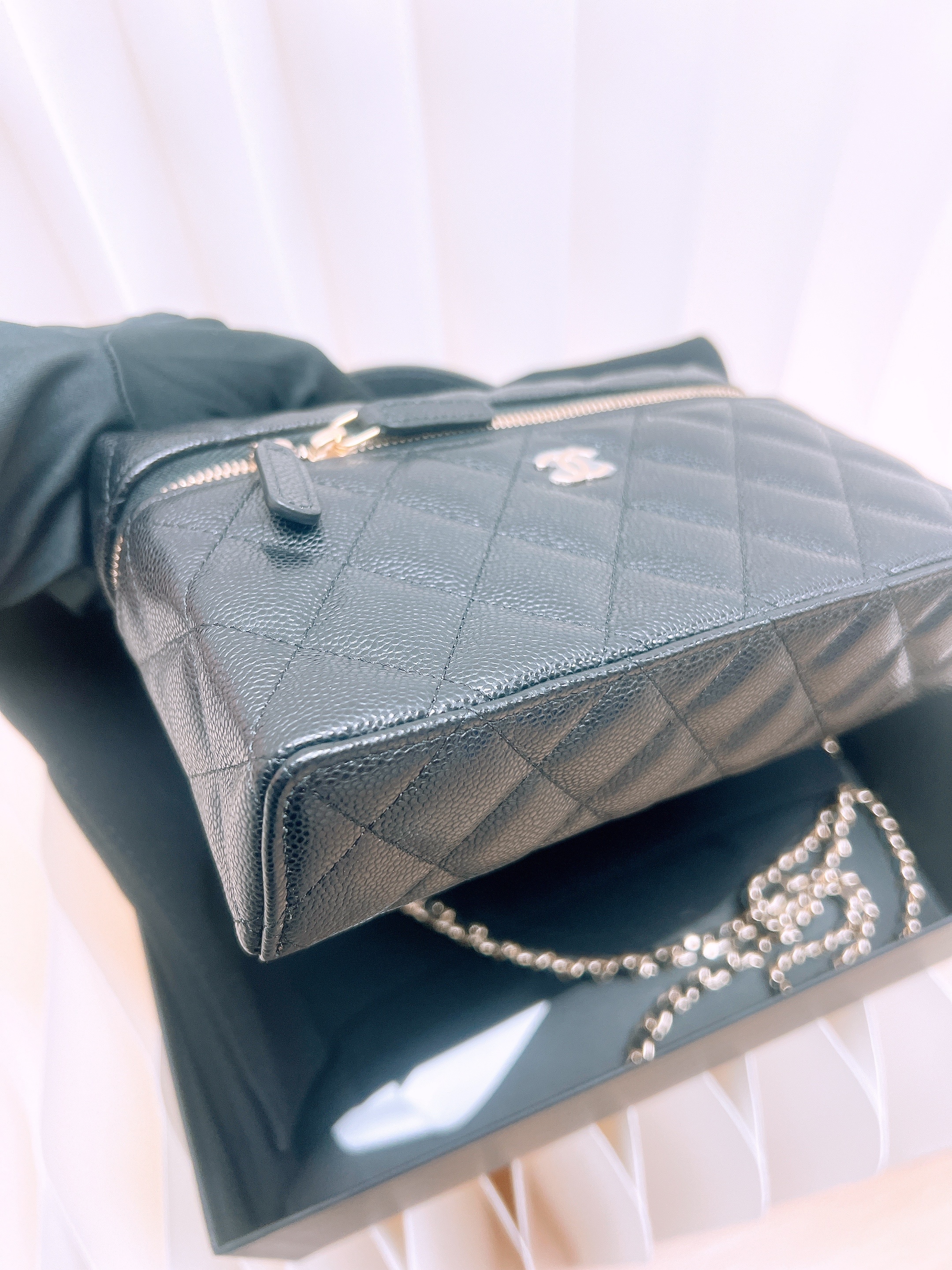 *Unused* Chanel lp vanity (black caviar GHW)