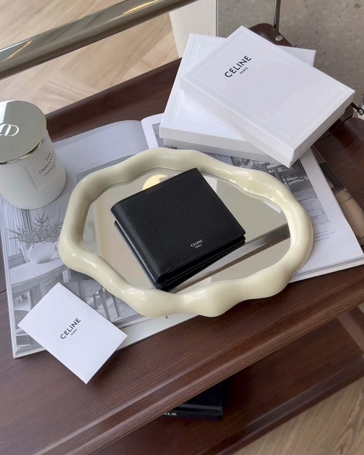 CELINE｜LOGO 粒面內八卡短夾 黑色