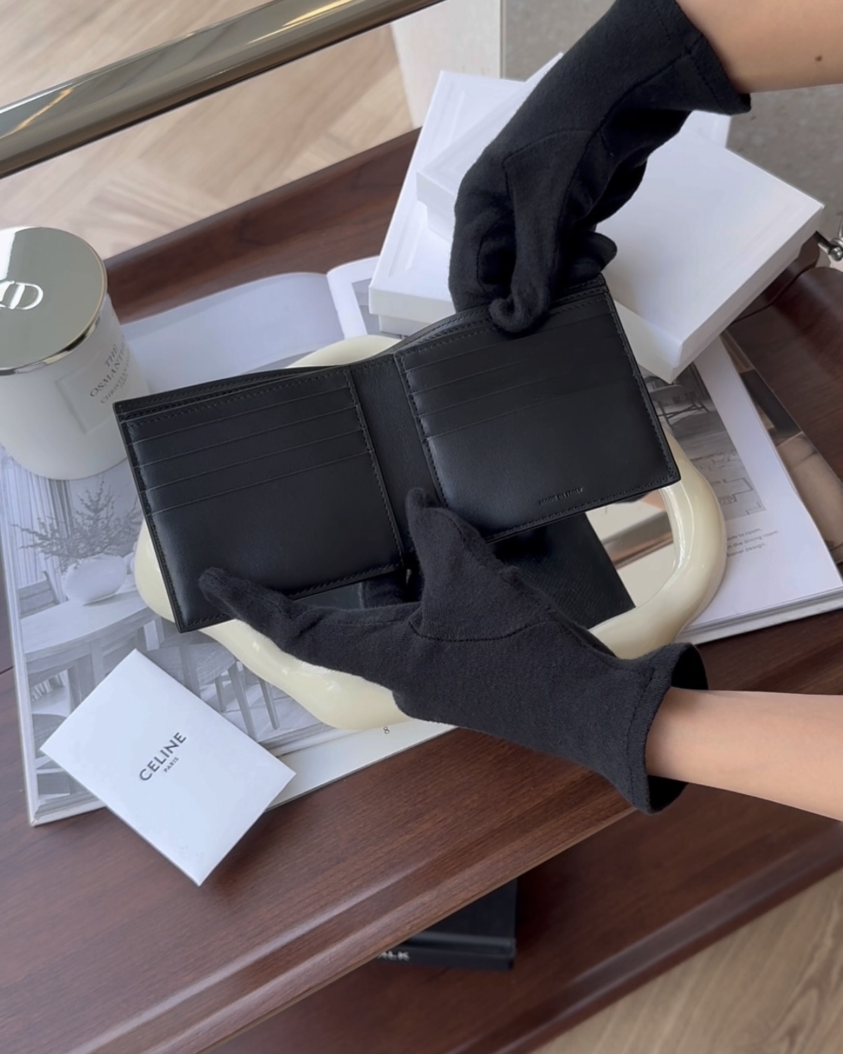 CELINE｜LOGO 粒面內八卡短夾 黑色