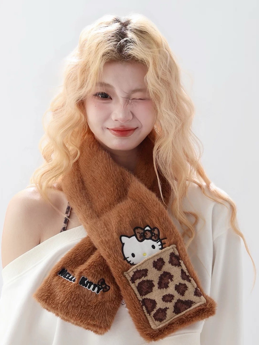 三麗鷗 HELLO KITTY 豹紋 短版 加絨 圍巾