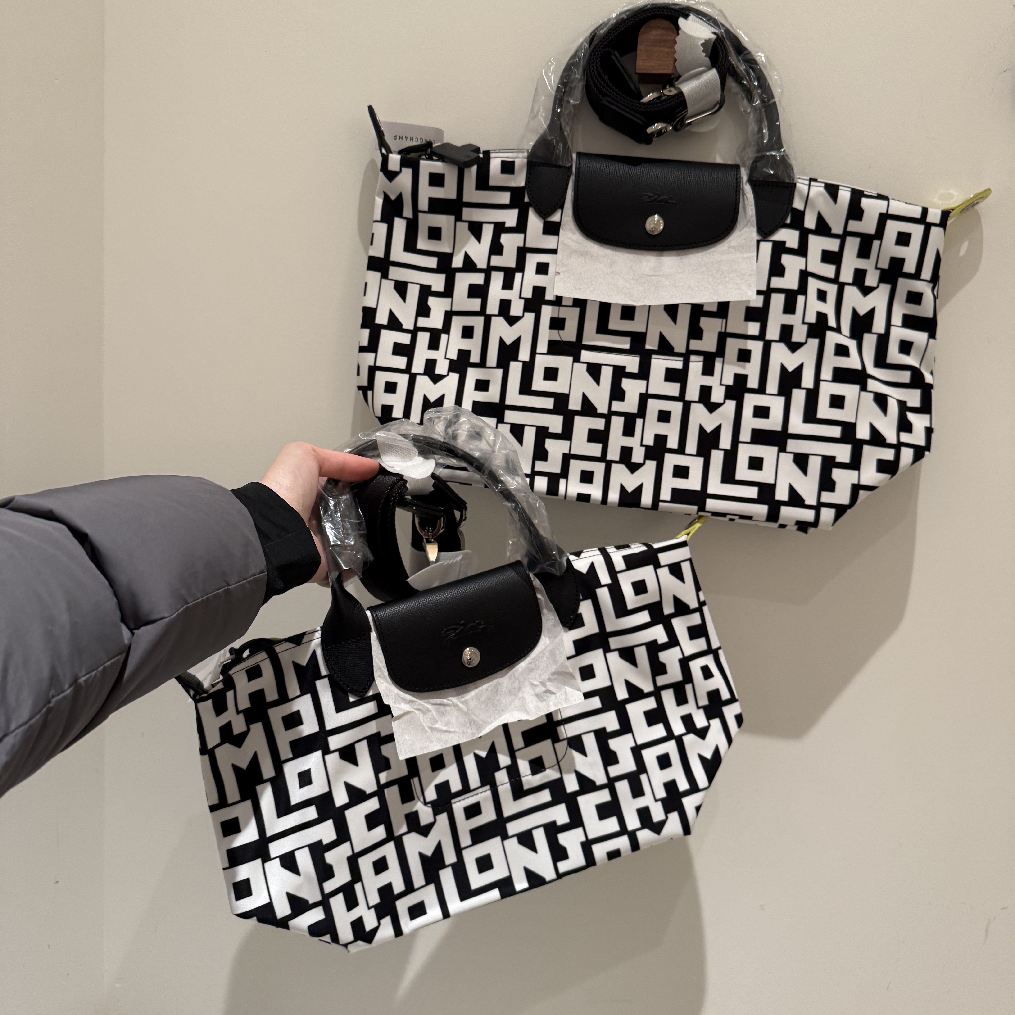 Longchamp Logo pattern Small tote bag black and white L1512