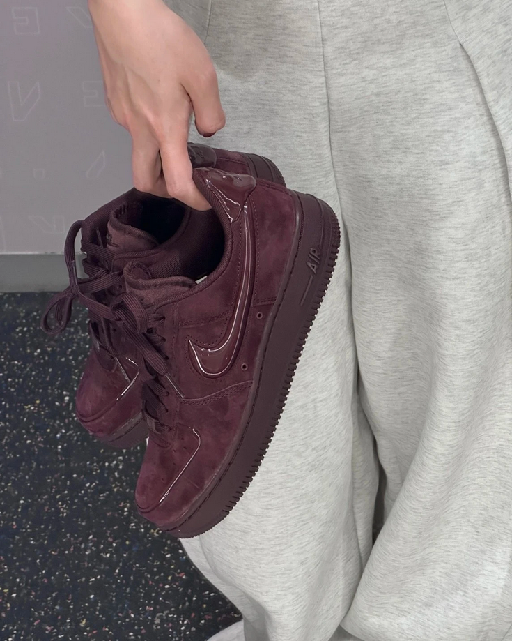 【預訂】NIKE AIR FORCE 1 07 絲絨 麂皮酒紅 -WOMEN