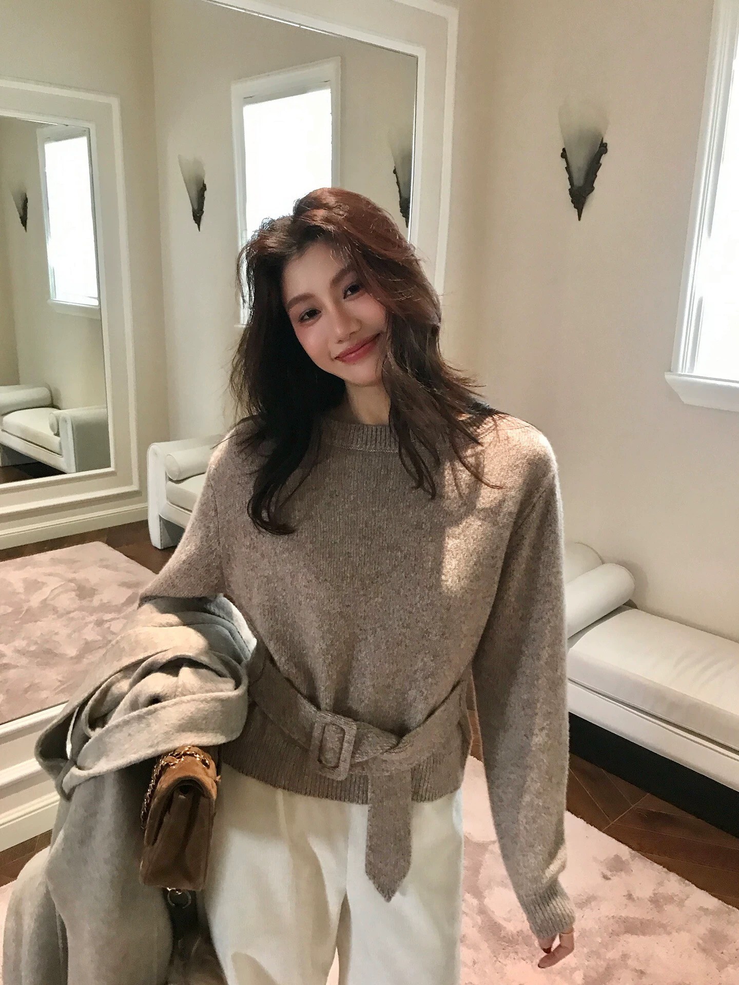 摩卡棕同色系皮帶釦造型圓領毛衣-S-L (Elegant & Love)