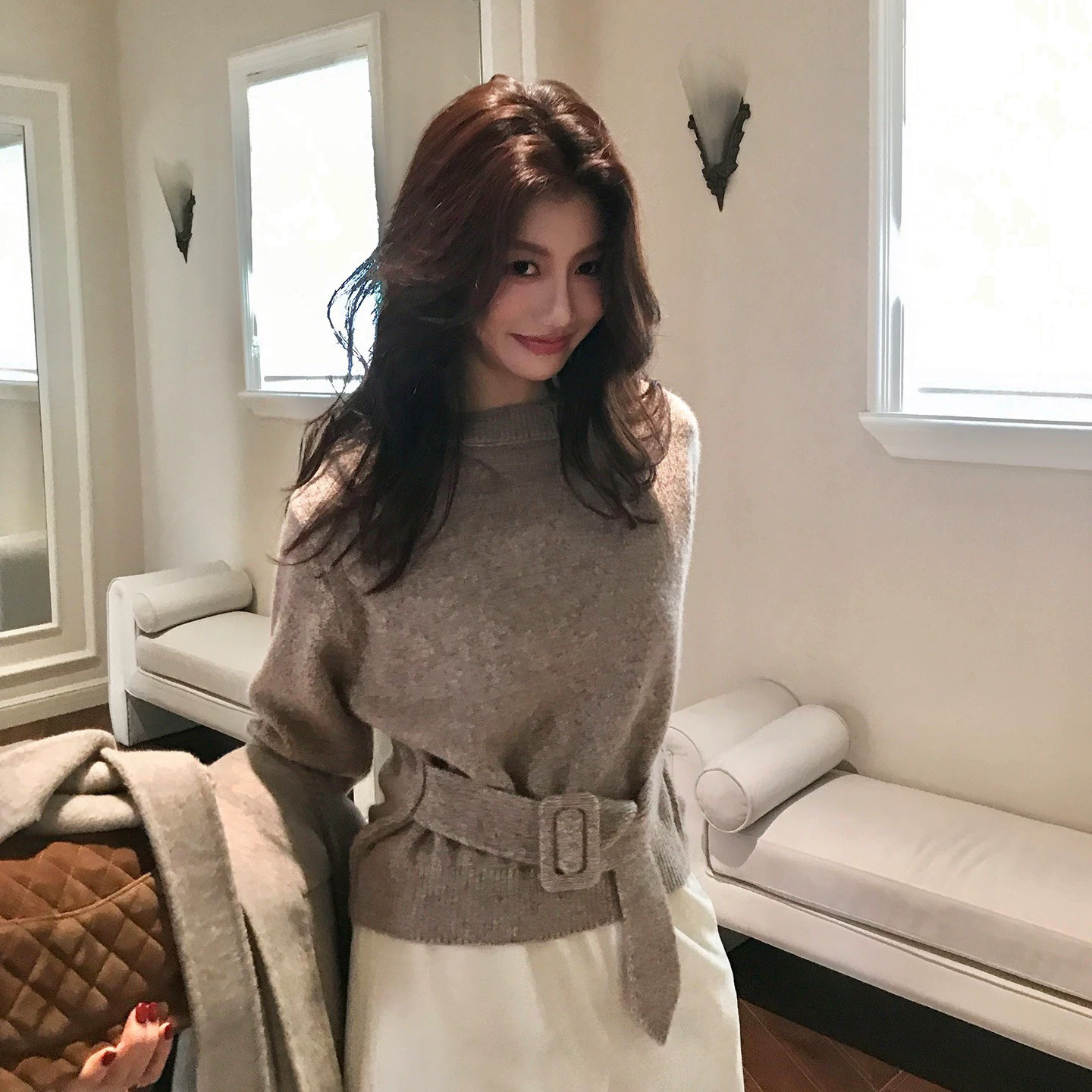 摩卡棕同色系皮帶釦造型圓領毛衣-S-L (Elegant & Love)