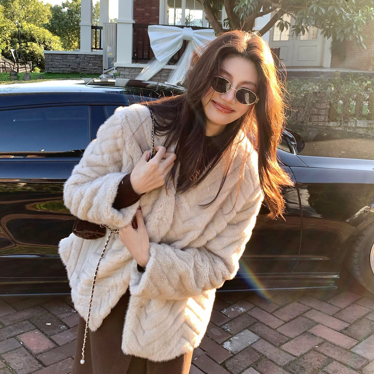 奶油杏V字壓紋感毛絨絨皮草外套-S-L (Elegant & Love)