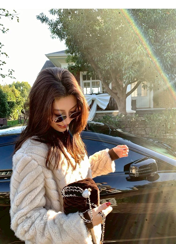 奶油杏V字壓紋感毛絨絨皮草外套-S-L (Elegant & Love)