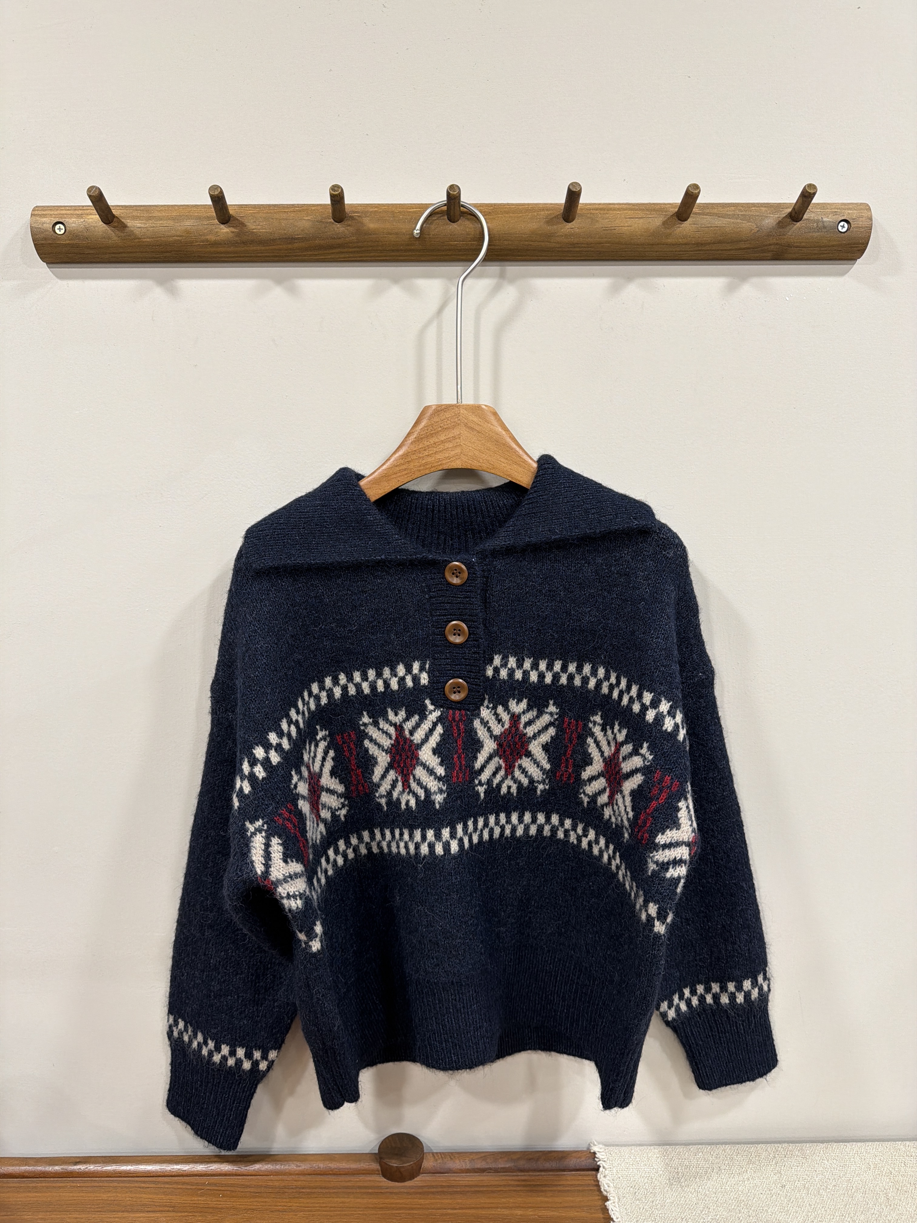 A03633深藍色圖騰翻領針織上衣