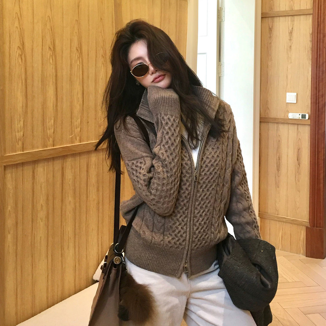 摩卡棕鬆餅格紋拉鍊針織毛衣外套-S-L (Elegant & Love)