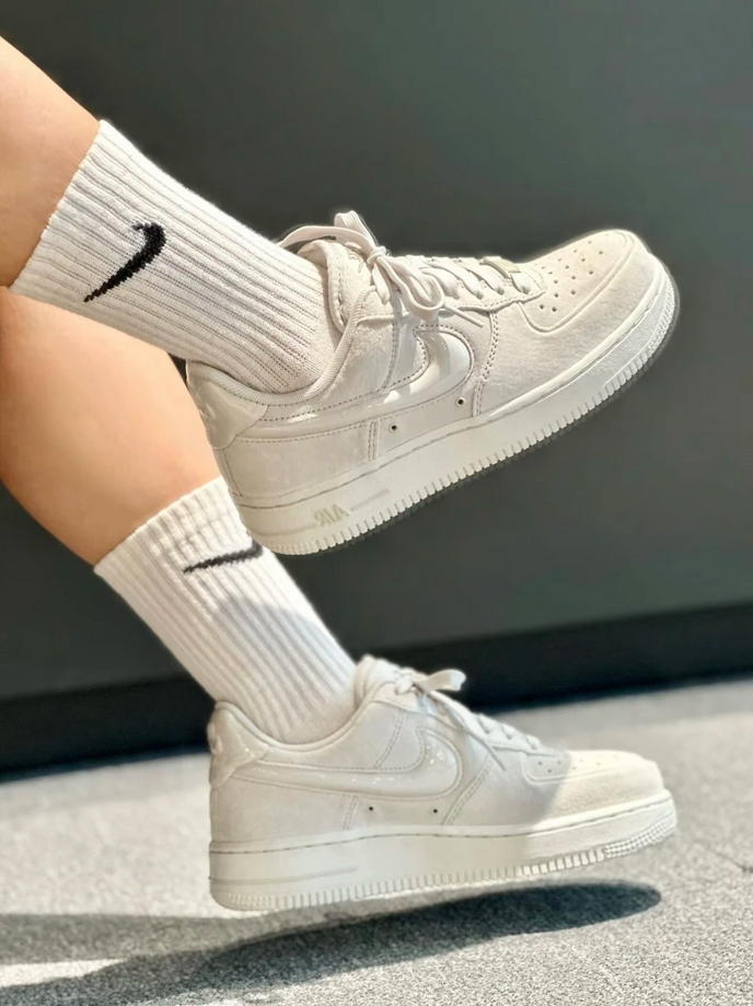 【預訂】NIKE AIR FORCE 1 07 絲絨 麂皮奶灰白 -WOMEN