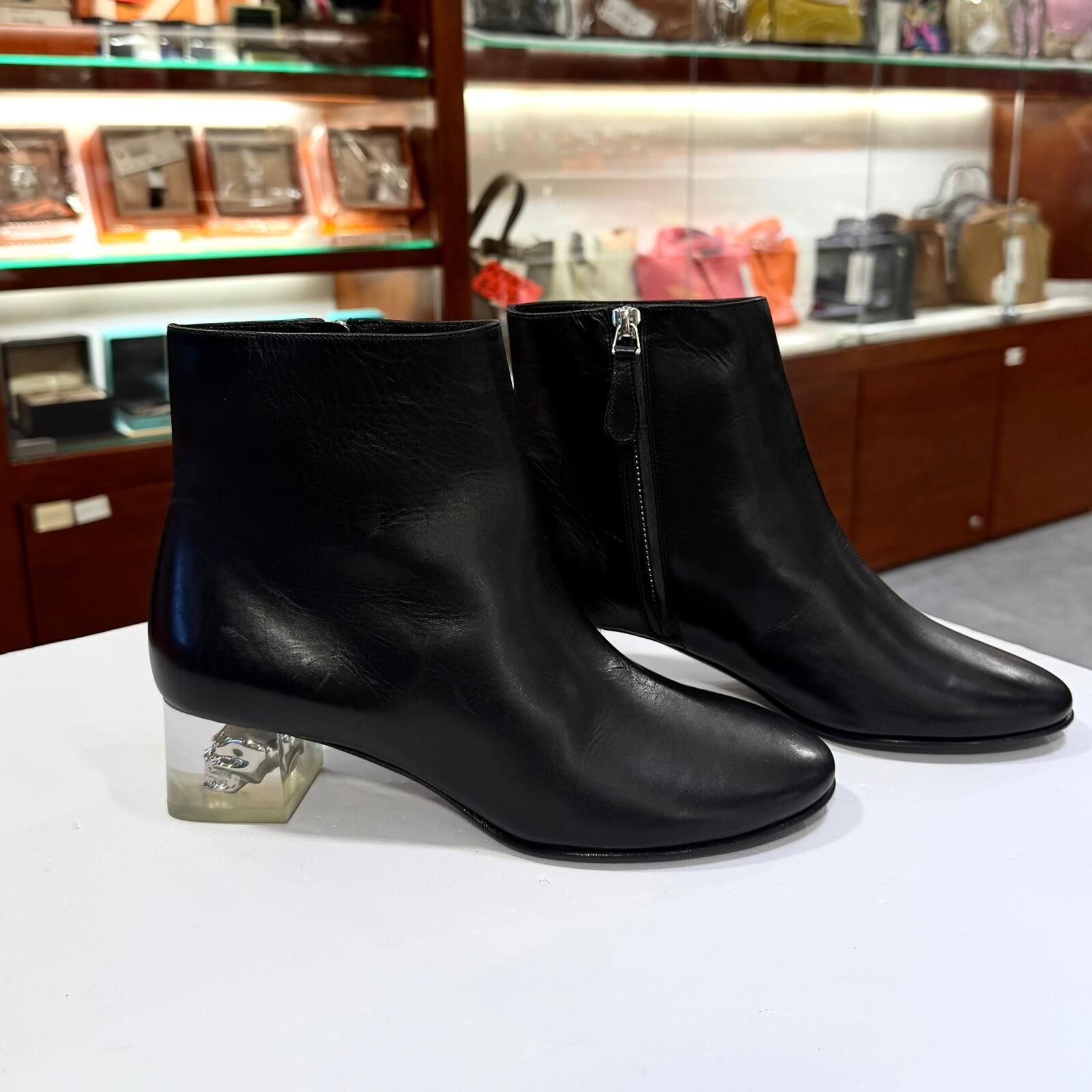 只有36.5碼~全球最抵!!! 全新Alexander McQueen BOOTS, 黑色牛皮,水晶骷髏頭鞋跟,麥昆短靴 #BRAND NEW #香榭站正品
