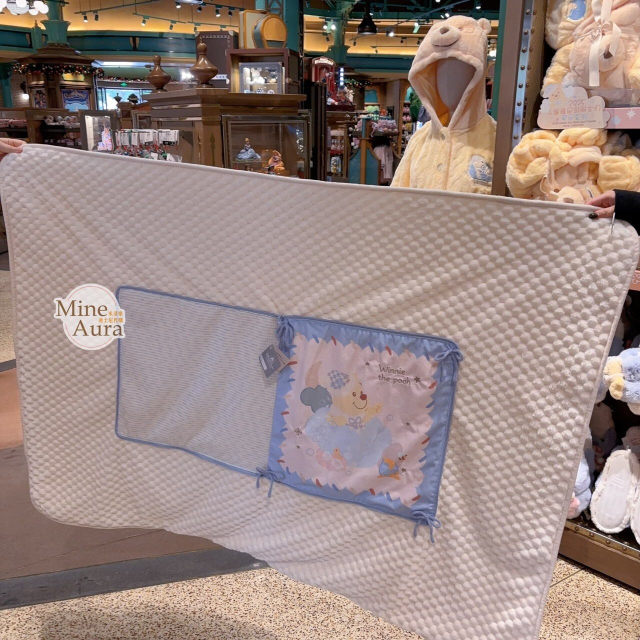 2025 小熊維尼和朋友們 居家系列 小熊維尼 Winnie the Pooh 圖案 二合一 抱枕 毛毯 毯子 -上海迪士尼樂園