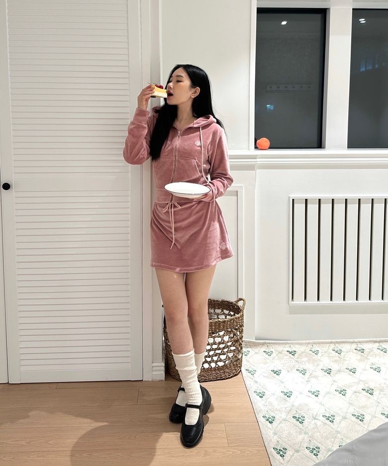 【現貨】韓國 Muahmuah 刺繡 小Logo 絲絨 連帽 外套 短裙 兩件組 Set