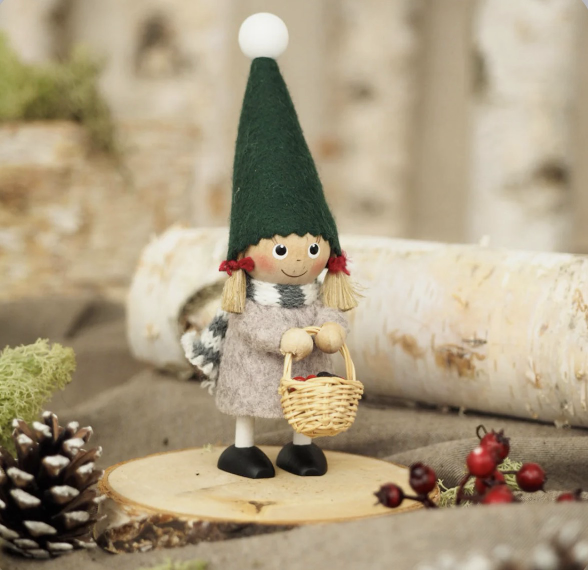 聖誕手提竹籃小女孩